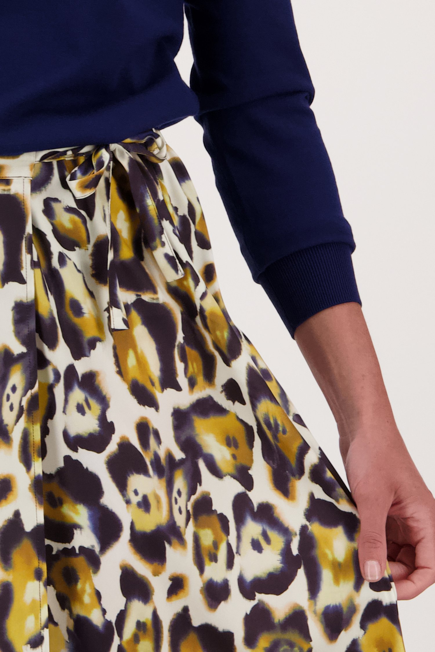 Jupe longue écrue à imprimé or-bleu de Claude Arielle pour Femmes