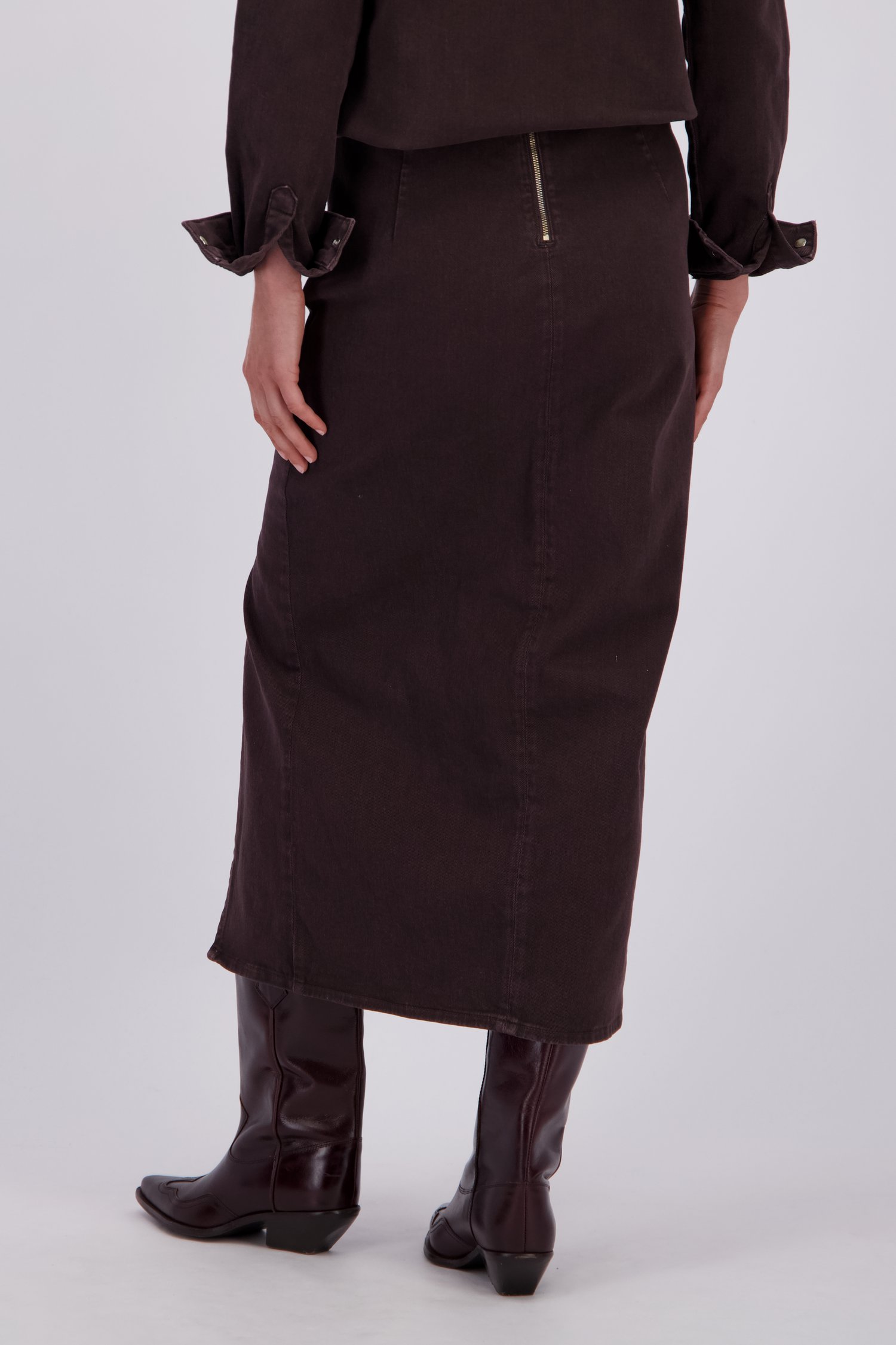 Le dos de Jupe longue en jean brune de Liberty Island Denim pour Femmes