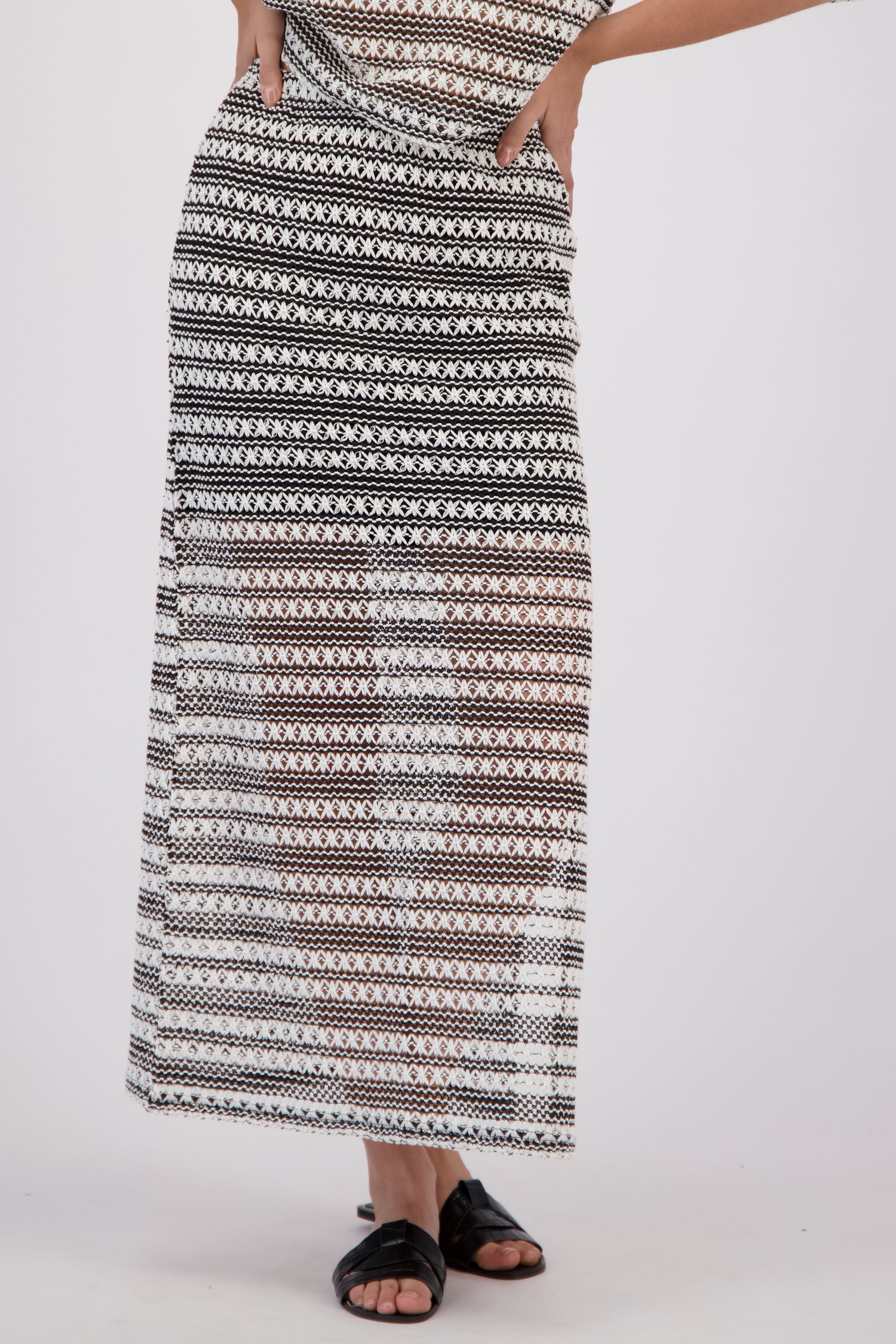 Le devant de Jupe longue en maille écru-noir de JDY pour Femmes