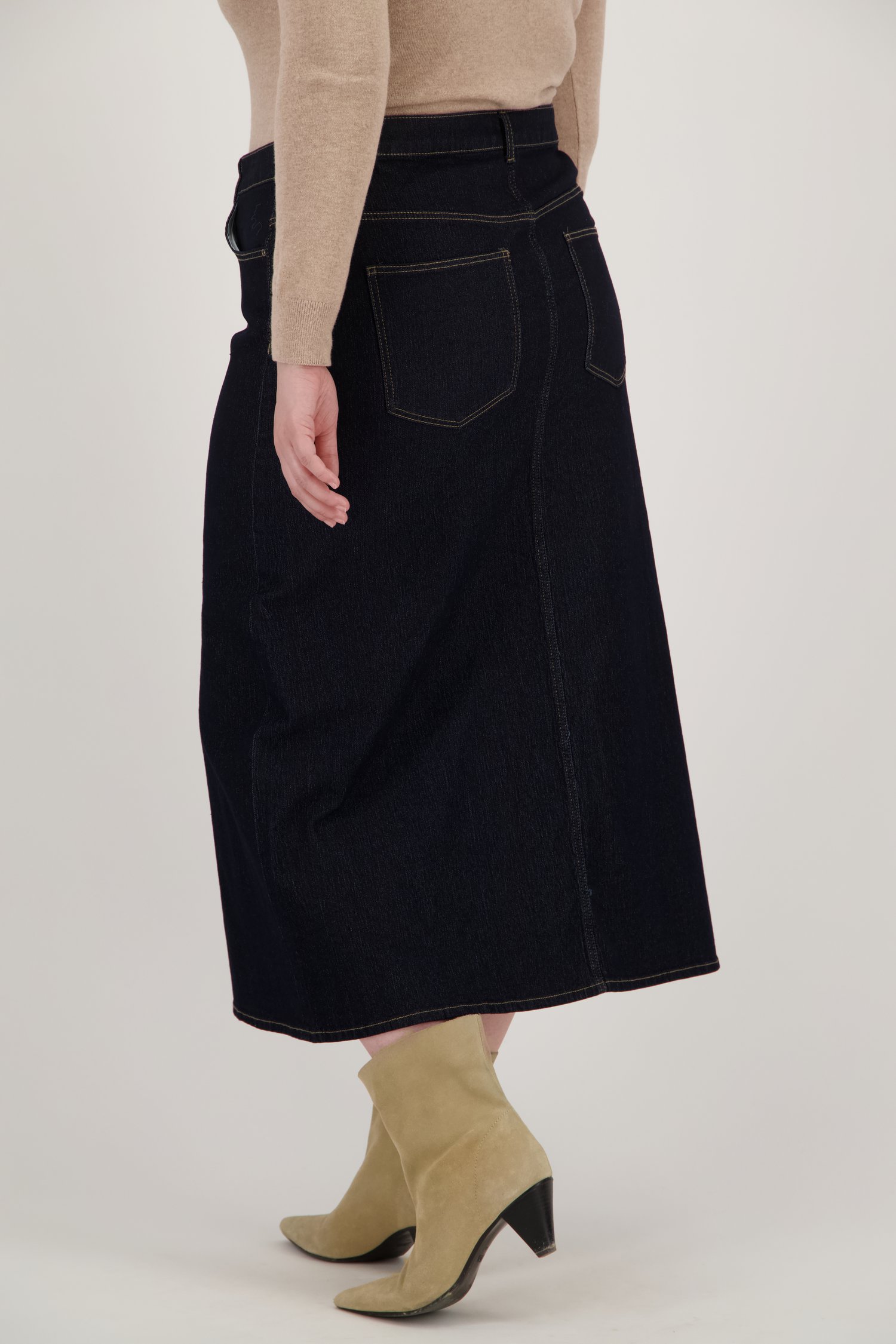 Le dos de Jupe mi-longue en jean bleu foncé de ONLY Carmakoma pour Femmes