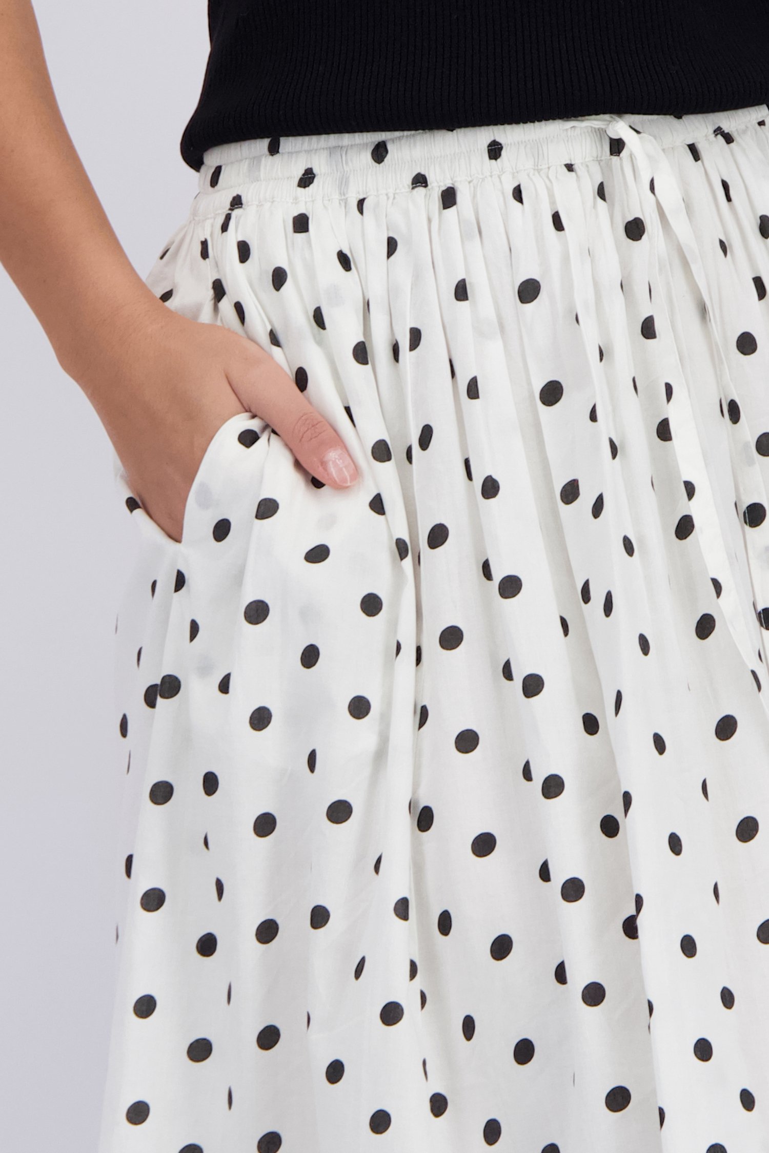 Détail de Jupe midi blanche à imprimé pois noirs de JDY pour Femmes