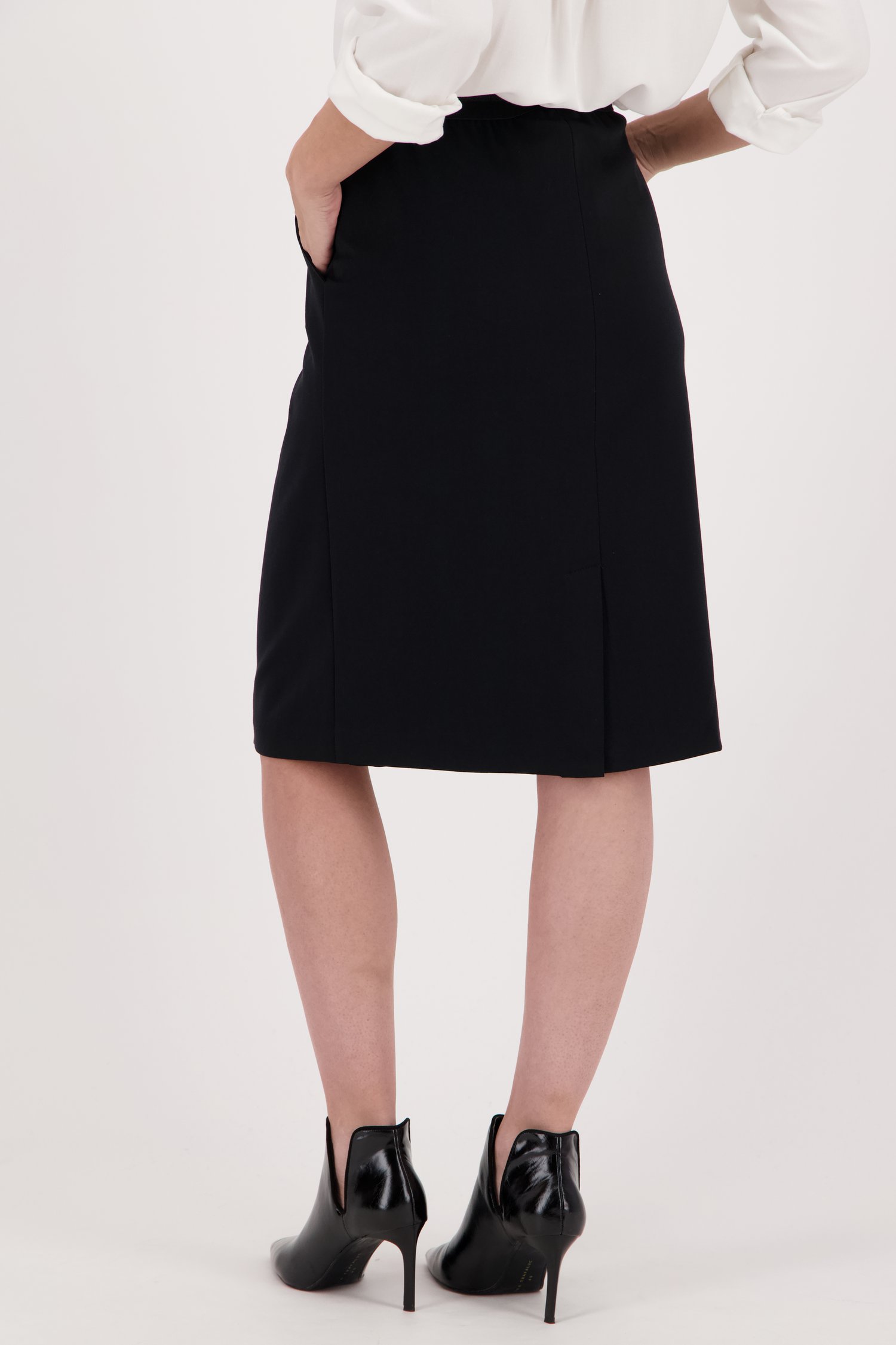 Le dos de Jupe noire à taille élastique de Claude Arielle pour Femmes