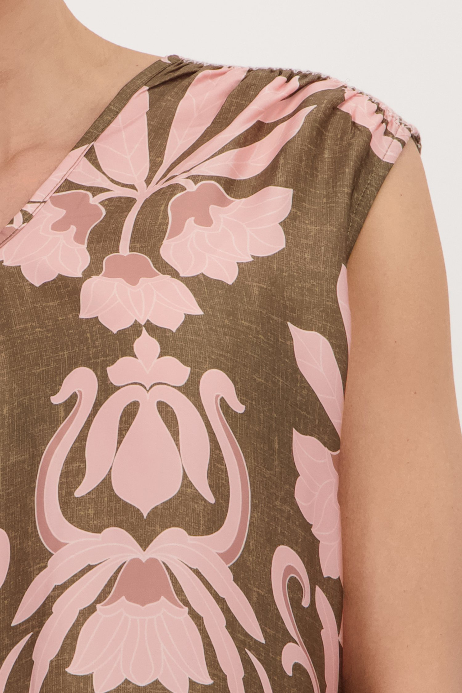 Kaki blouse met roze bloemenprint van More & More voor Dames