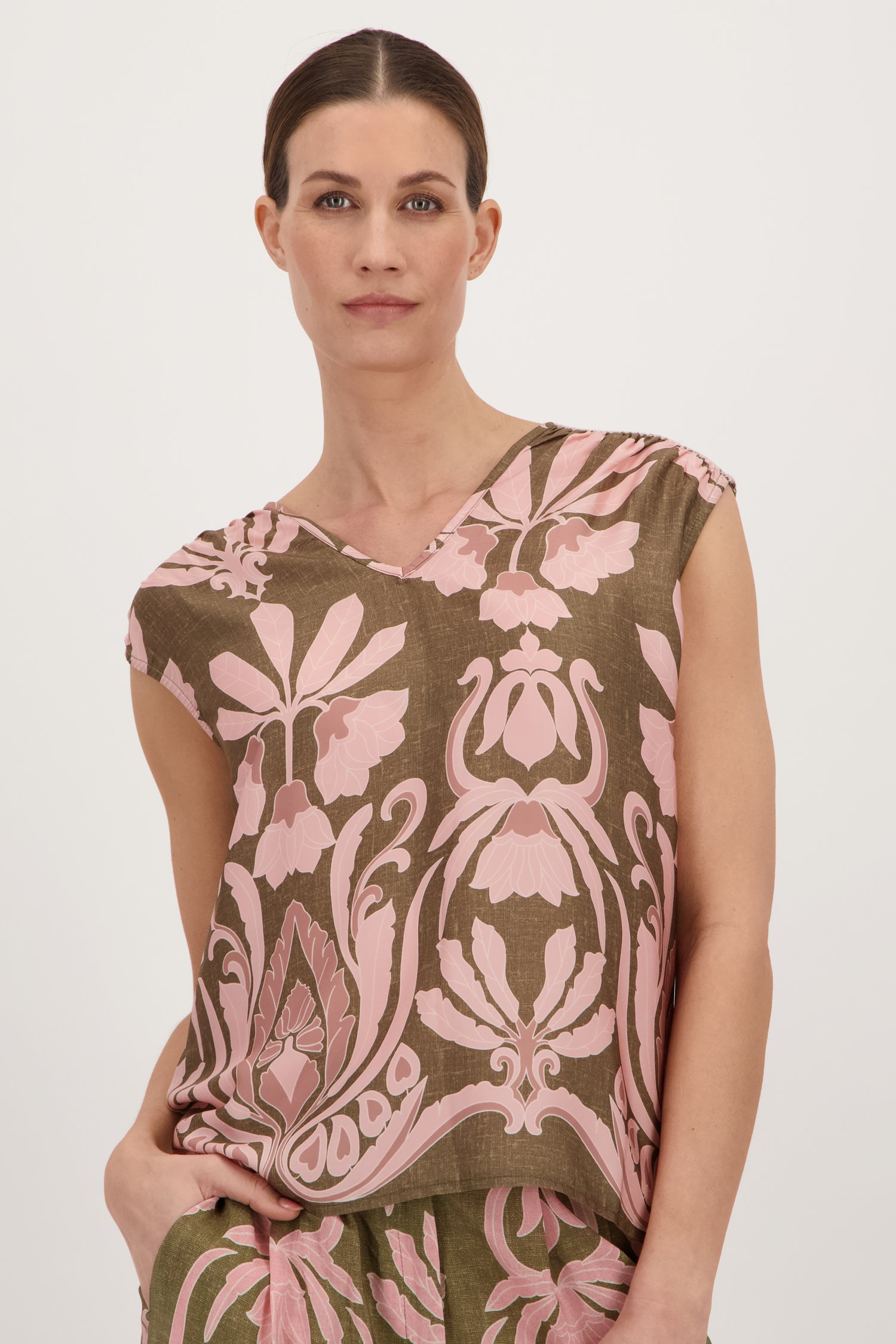 Kaki blouse met roze bloemenprint van More & More voor Dames