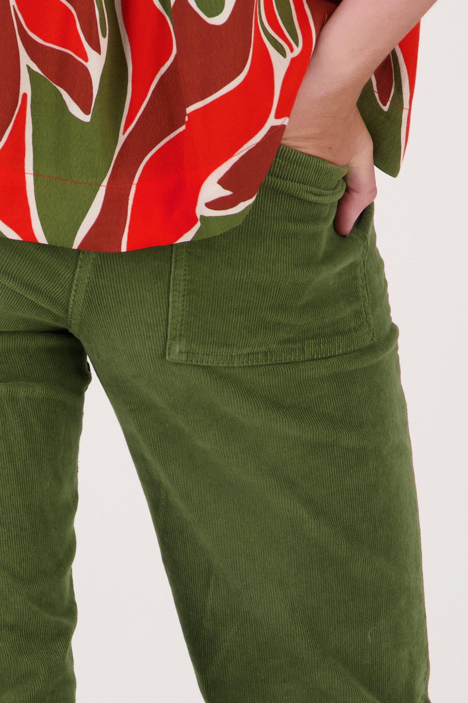 Detail van Kaki corduroy broek - mom fit door Libelle voor Dames