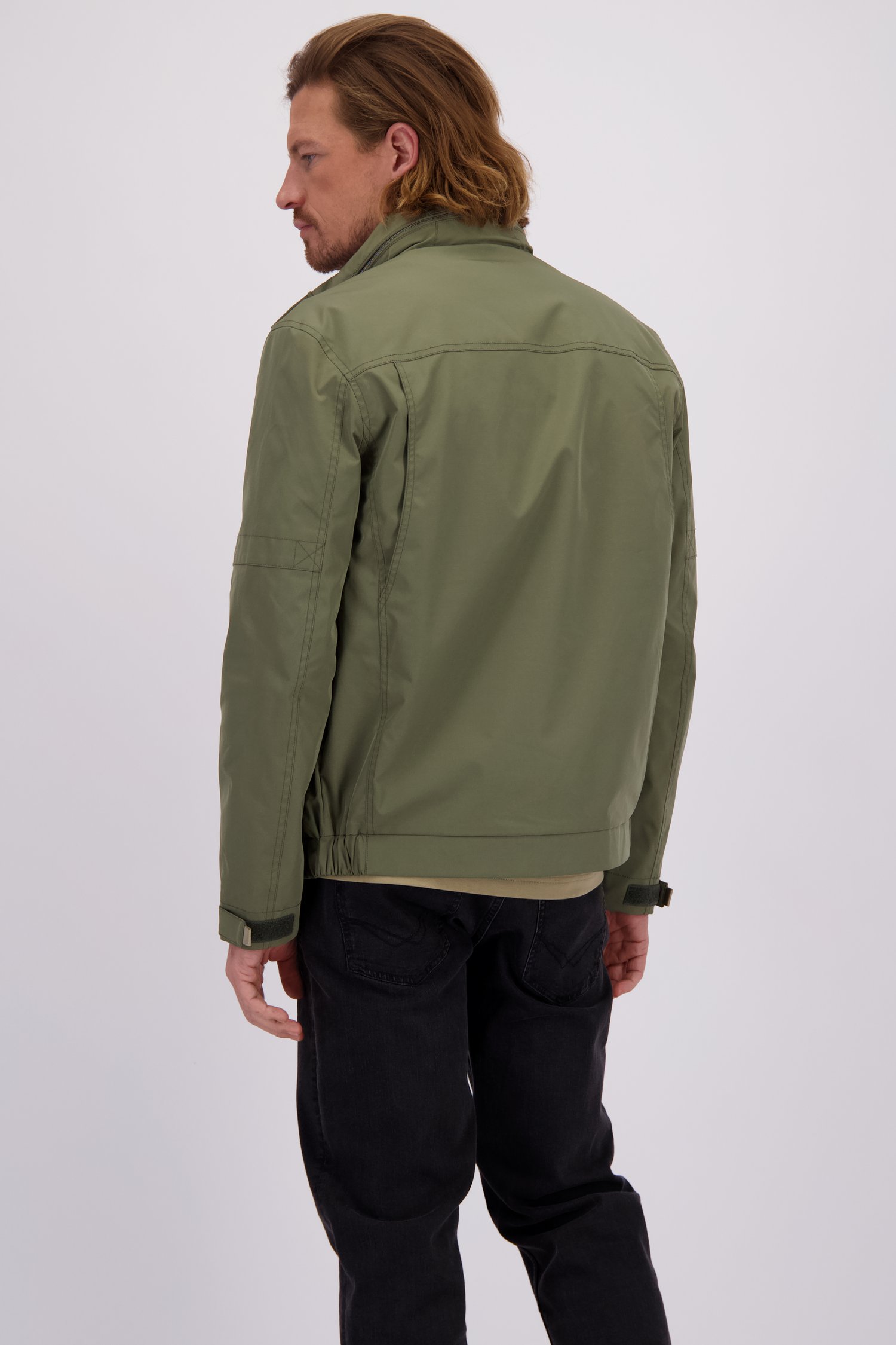 Achterkant van Kaki jas met uitritsbare kap door Ravøtt voor Heren