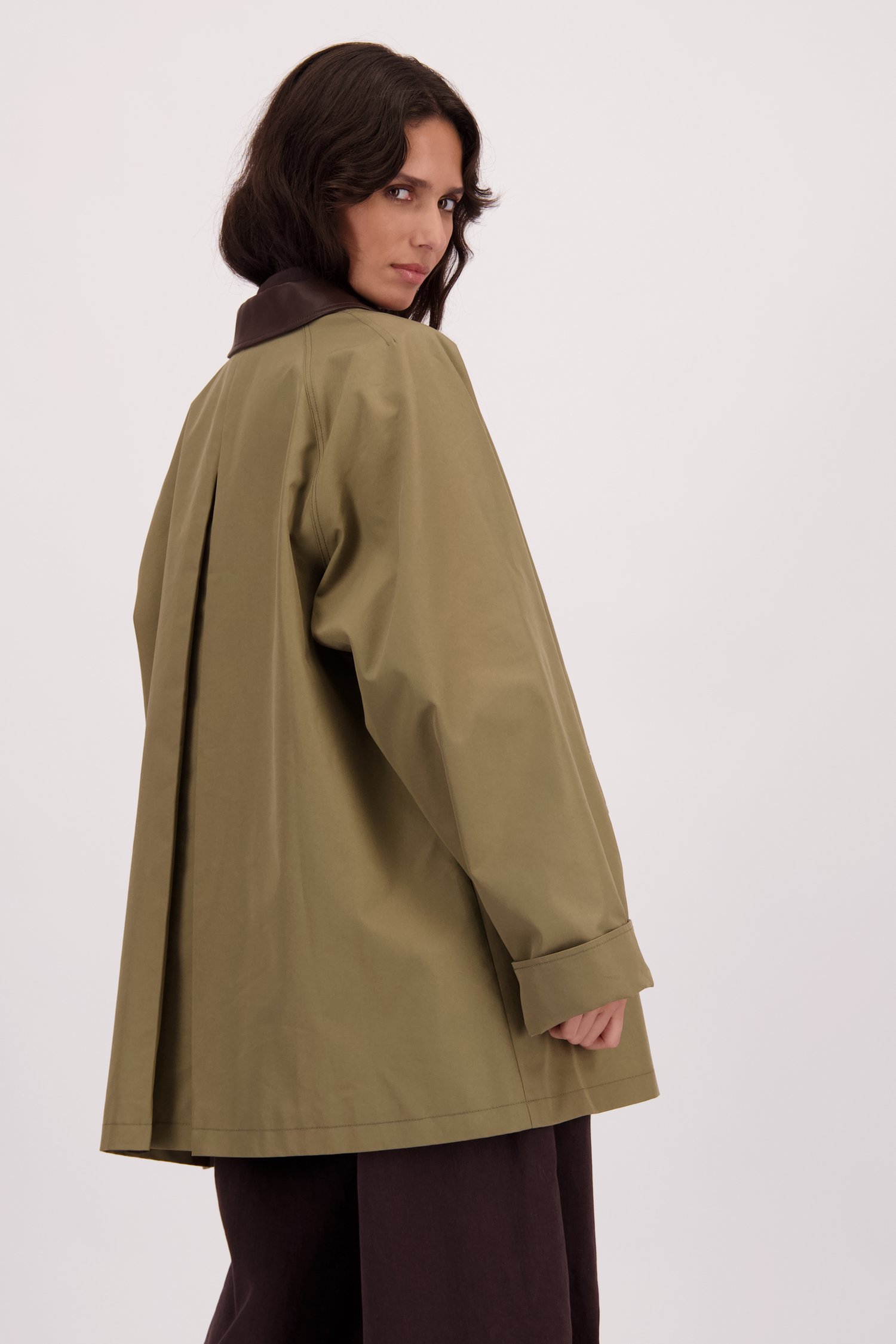 Achterkant van Kaki jas - The Everyday Jacket  door Liberty Island voor Dames