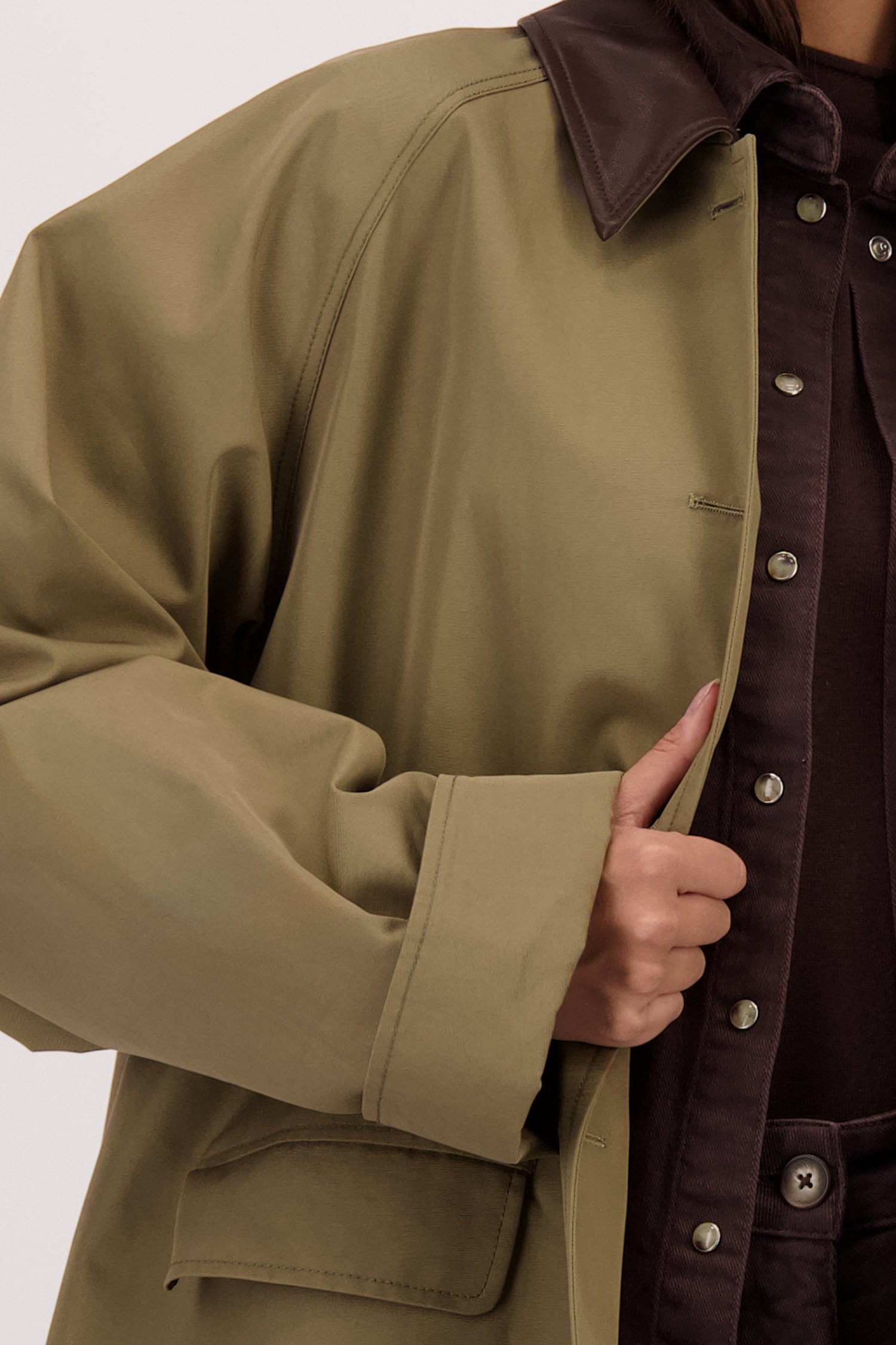 Detail van Kaki jas - The Everyday Jacket  door Liberty Island voor Dames