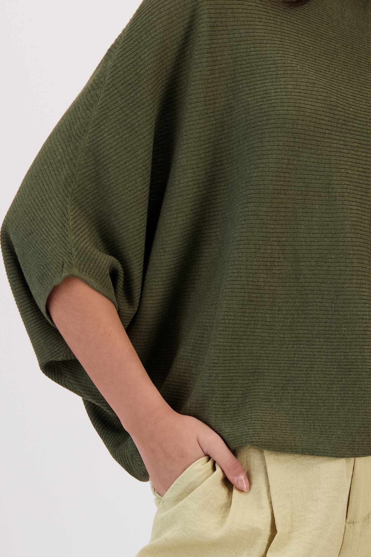 Detail van Kaki trui met vleermuismouwen door JDY voor Dames