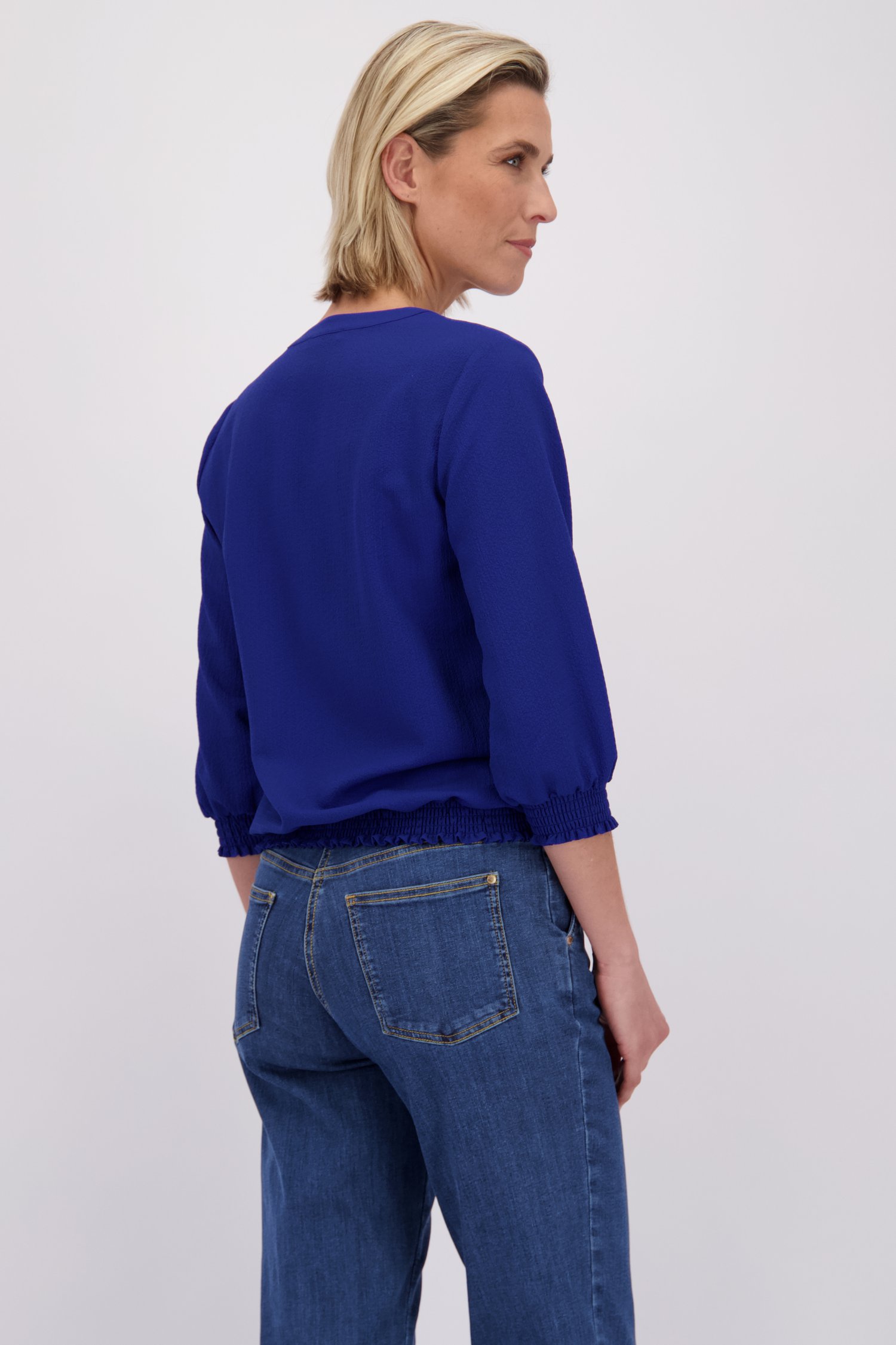 Achterkant van Koningsblauwe blouse met 3/4 mouwen door Claude Arielle voor Dames