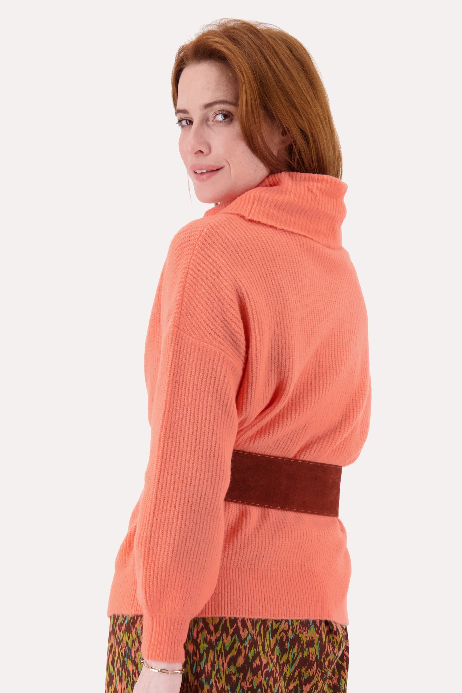 Koraalkleurige trui met rolkraag van Libelle voor Dames