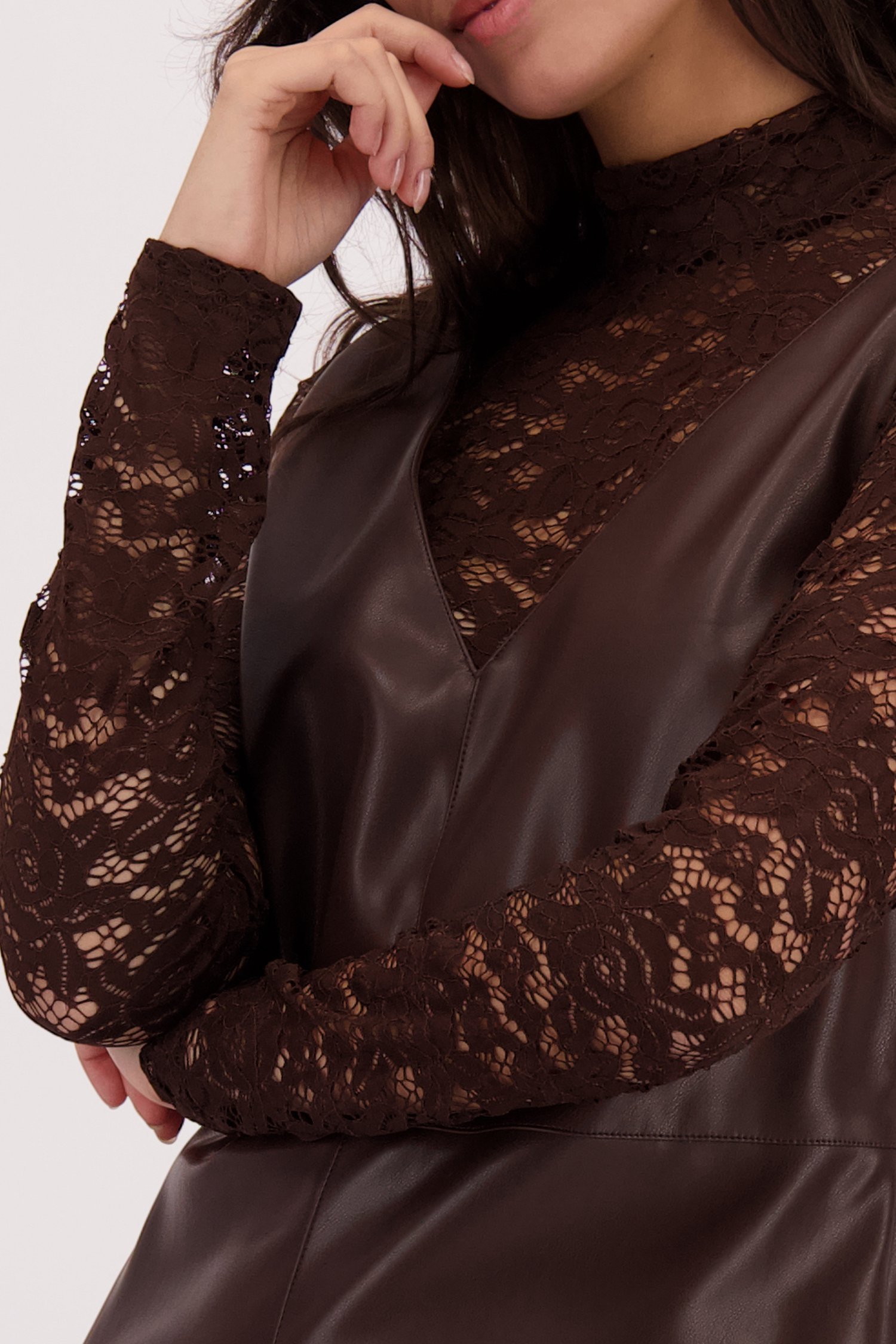 Detail van Kort bruin leather look kleedje door Louise voor Dames