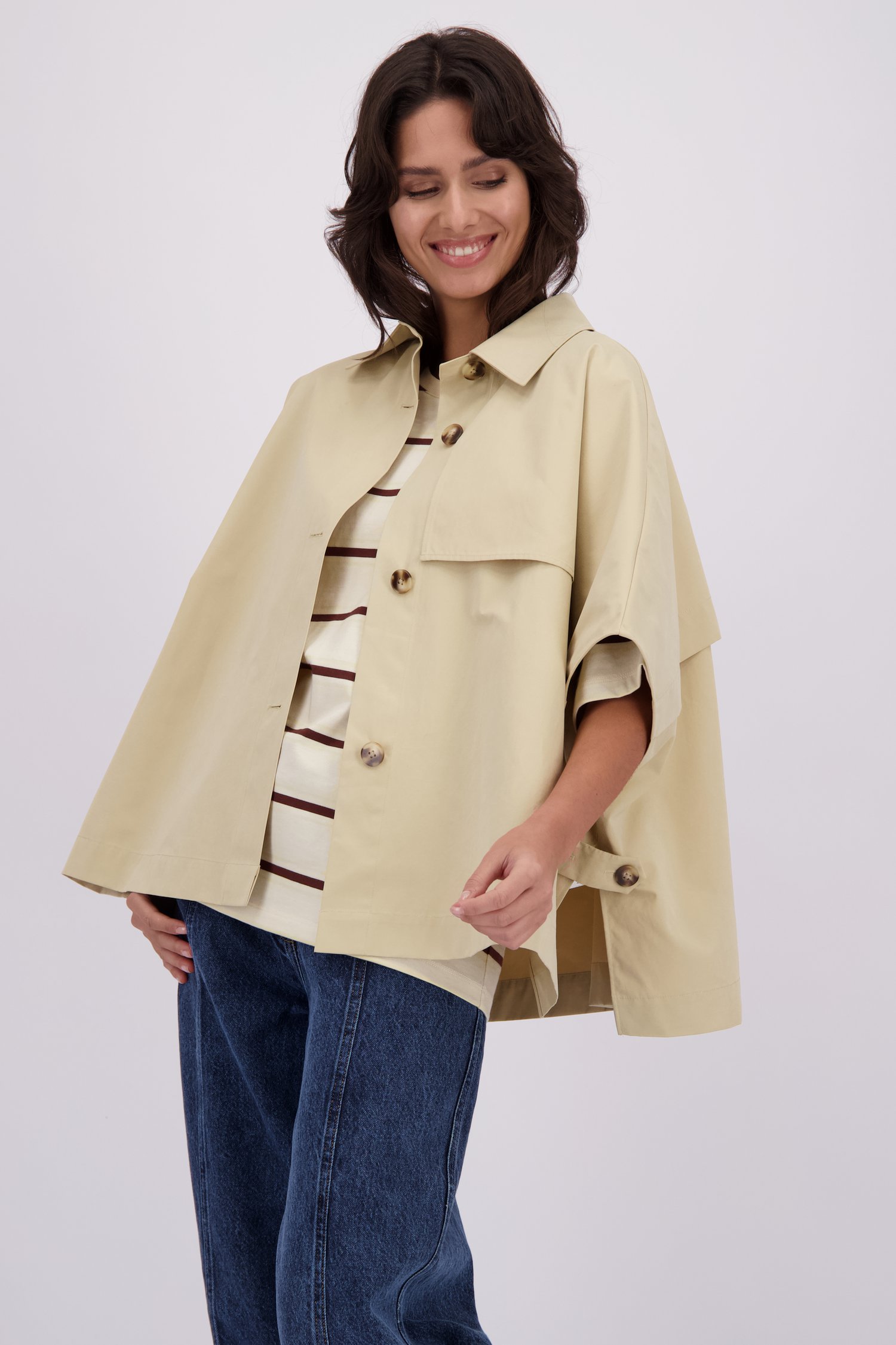 Voorkant van Korte beige trenchcoat  door Louise voor Dames