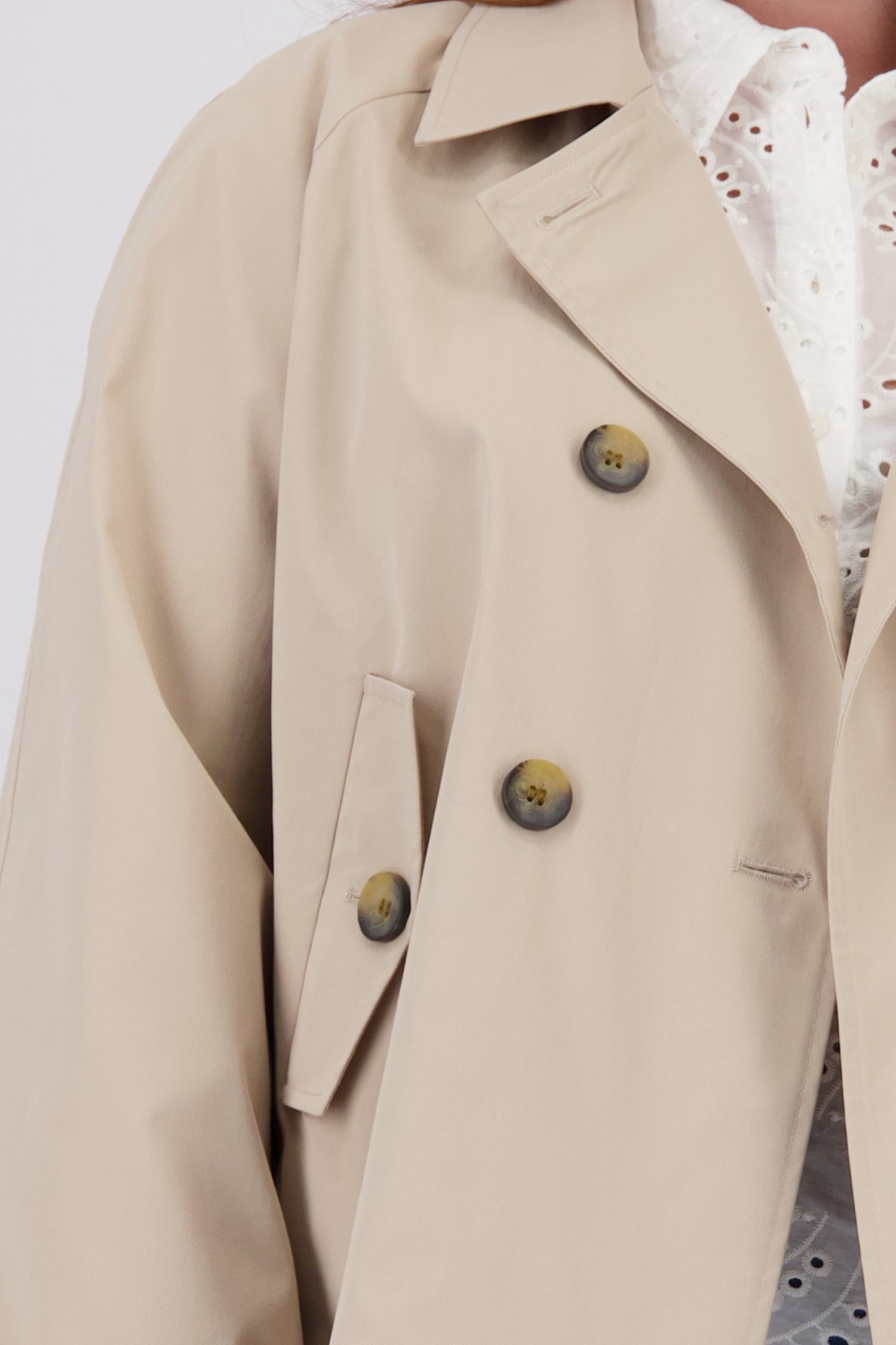 Korte beige trenchcoat van Only Carmakoma voor Dames