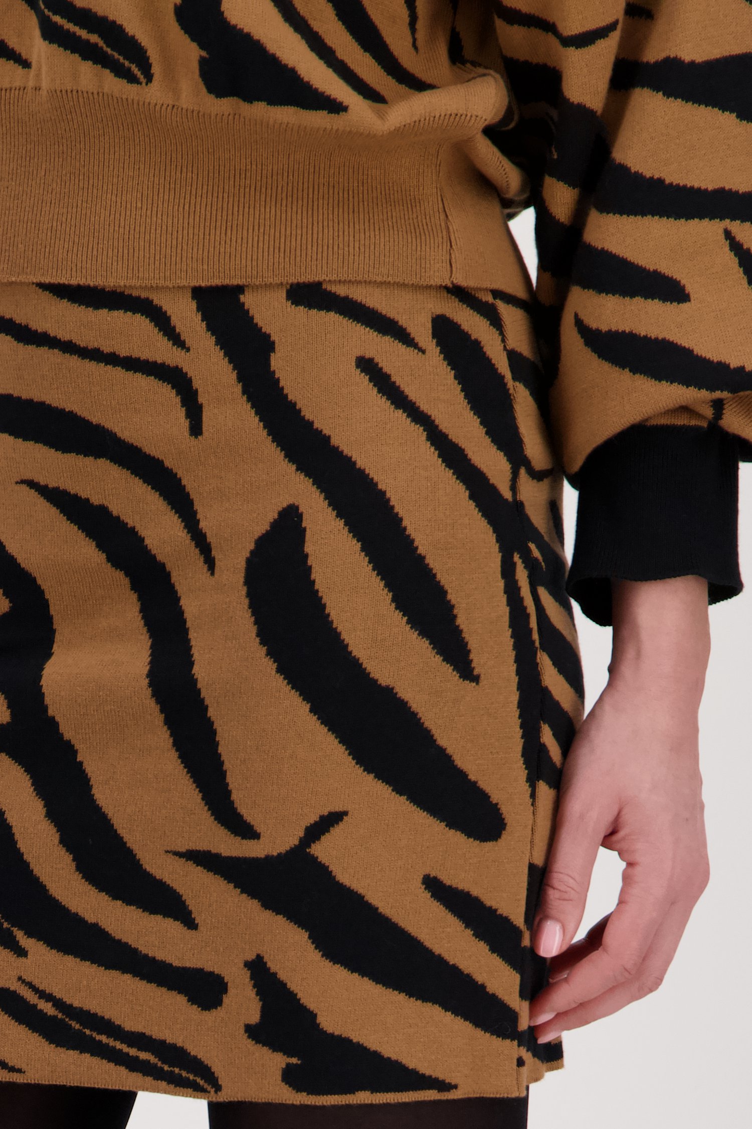 Korte bruine rok met zwarte print van AC by Annelien Coorevits voor Dames