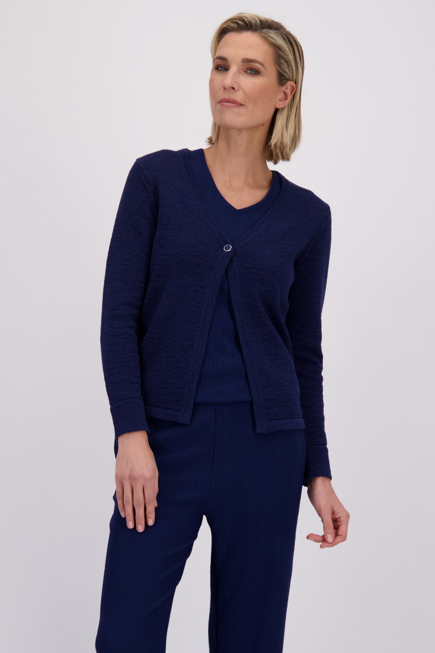 Voorkant van Korte donkerblauwe cardigan  door Claude Arielle voor Dames