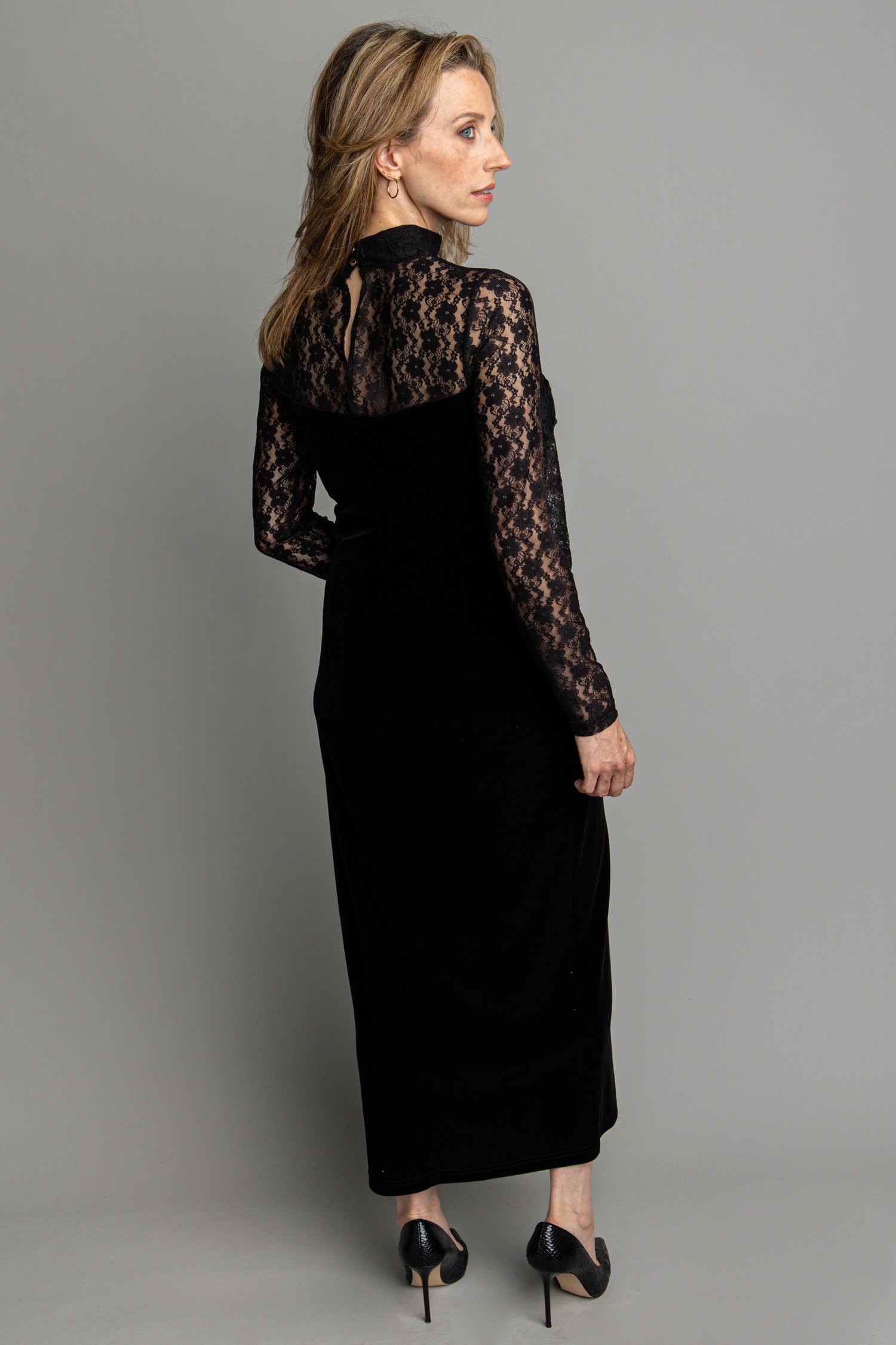 Achterkant van Lang zwart velvet kleedje met kant door Louise voor Dames