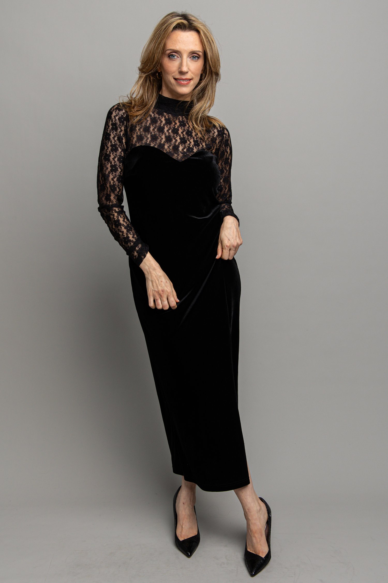 Voorkant van Lang zwart velvet kleedje met kant door Louise voor Dames