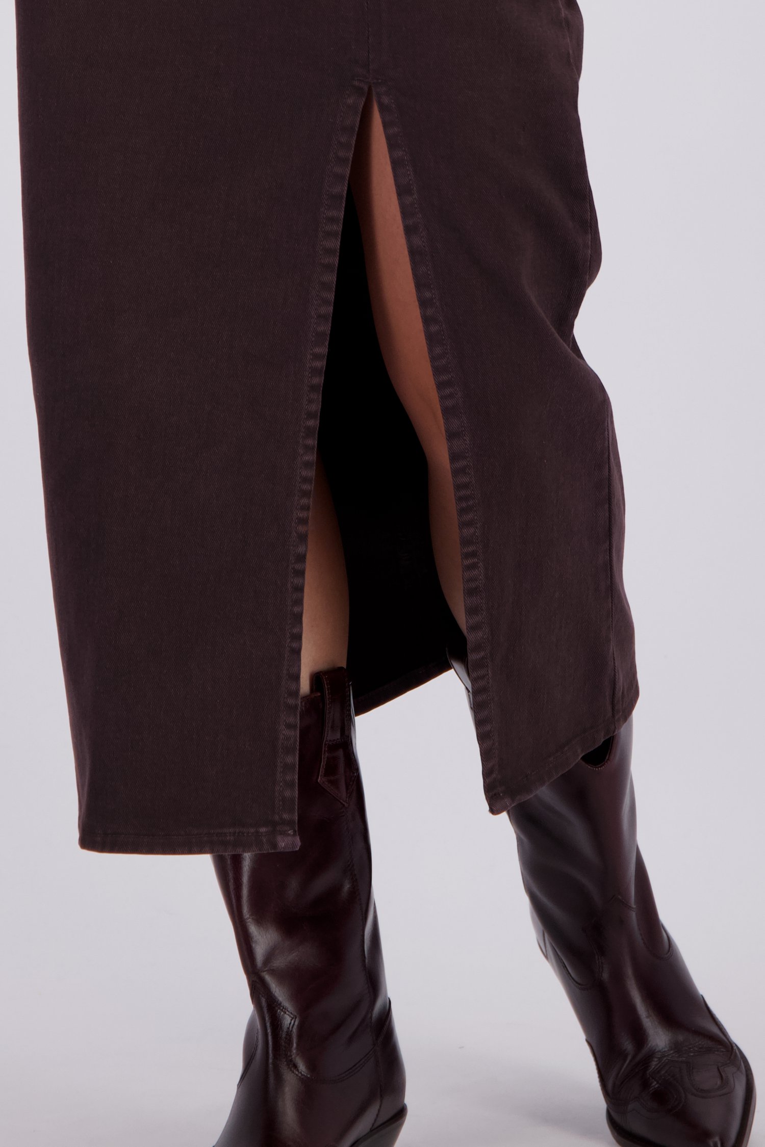 Detail van Lange donkerbruine jeansrok met split door Liberty Island Denim voor Dames