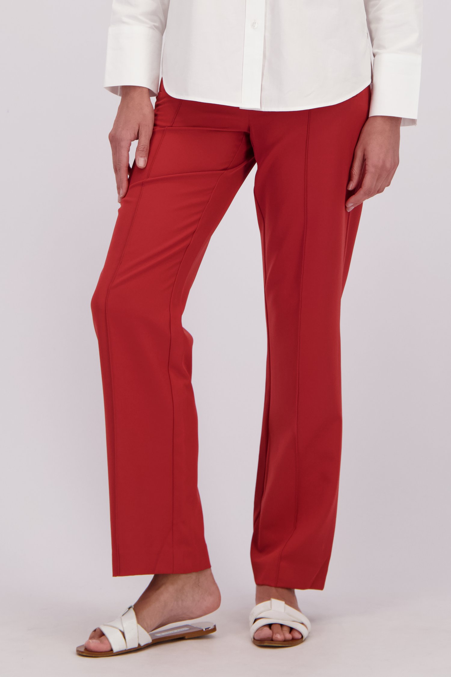 Detail van Lange roodbruine broek door Claude Arielle voor Dames