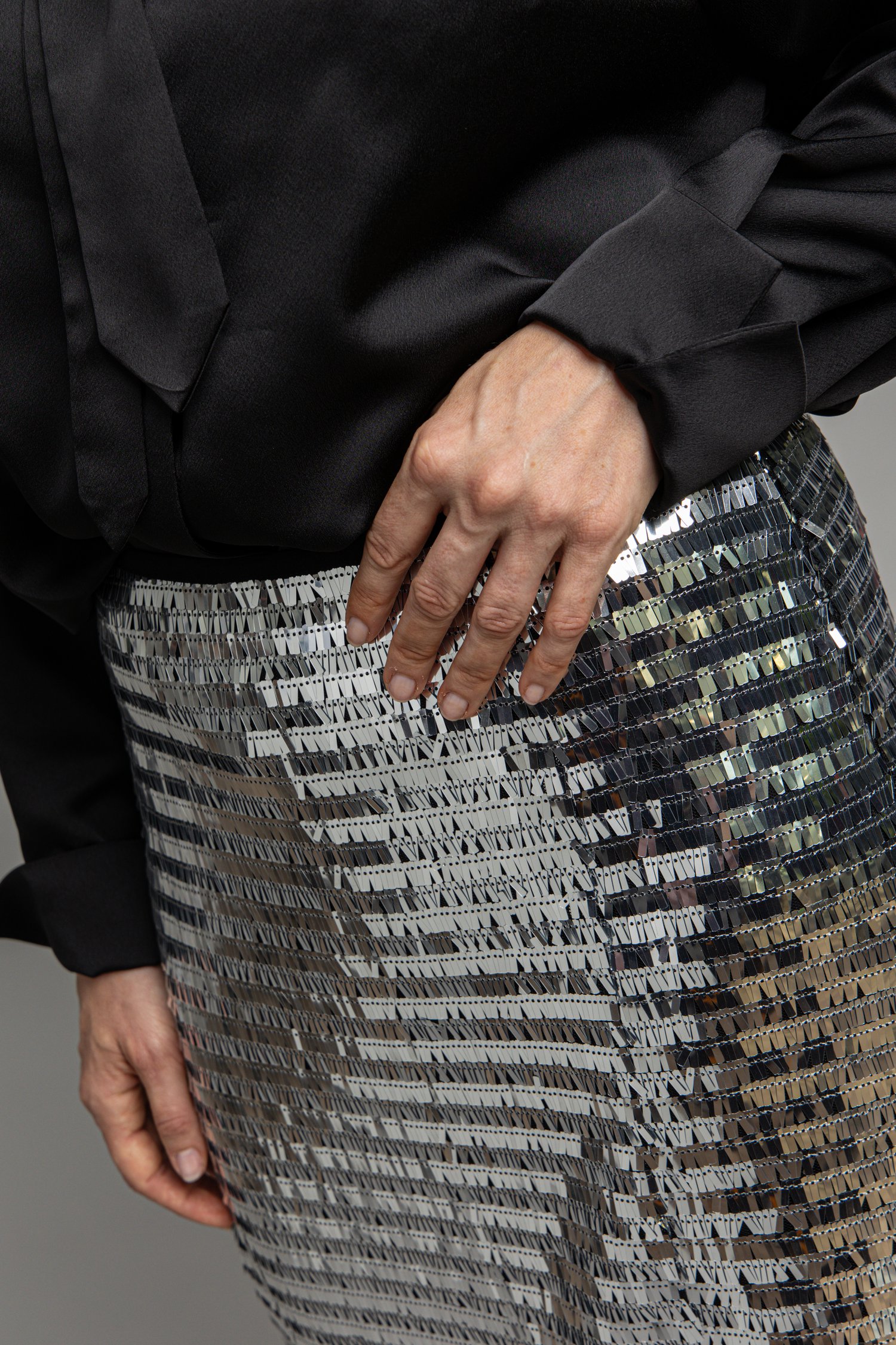 Detail van Lange zilveren rok met pailletten door Louise voor Dames