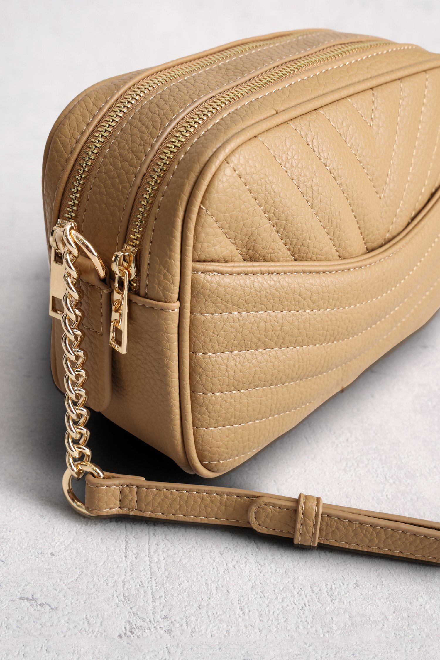 Productfoto 1 van Lichtbeige schoudertas met doorgestikte structuur door Modeno voor Dames