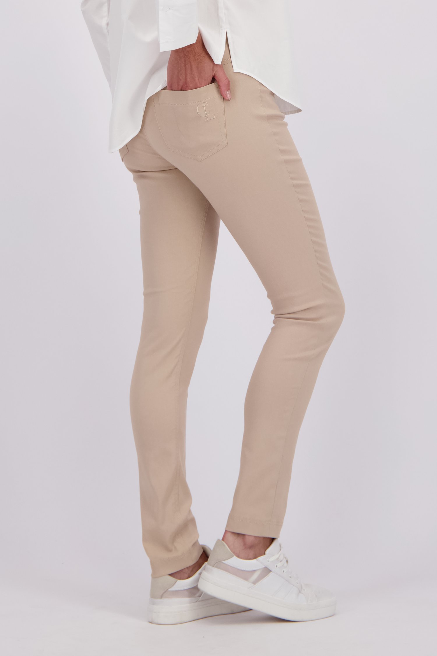 Achterkant van Lichtbeige stretchbroek door Claude Arielle voor Dames