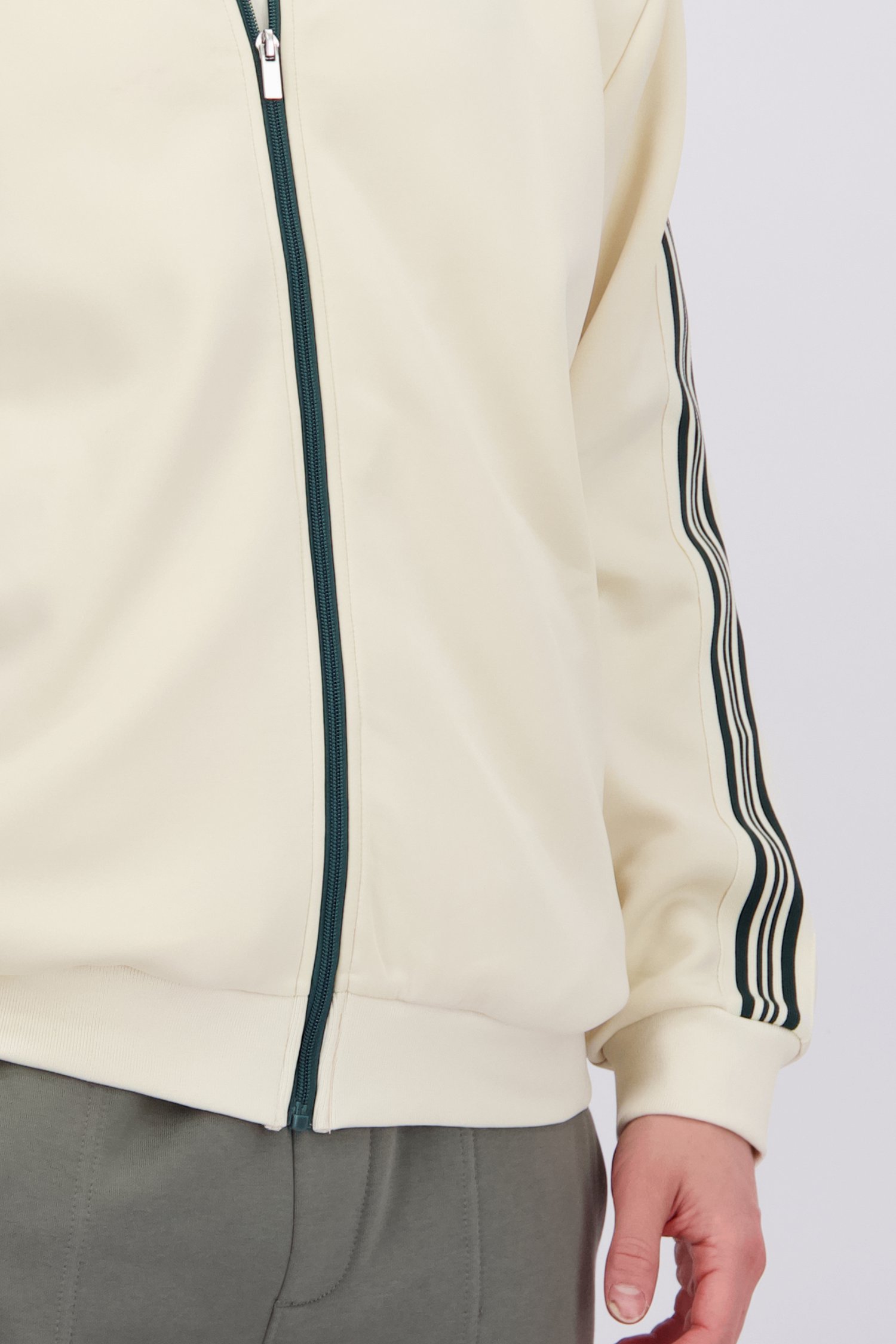 Detail van Lichtbeige trainingsjasje met groene strepen door Only & Sons voor Heren