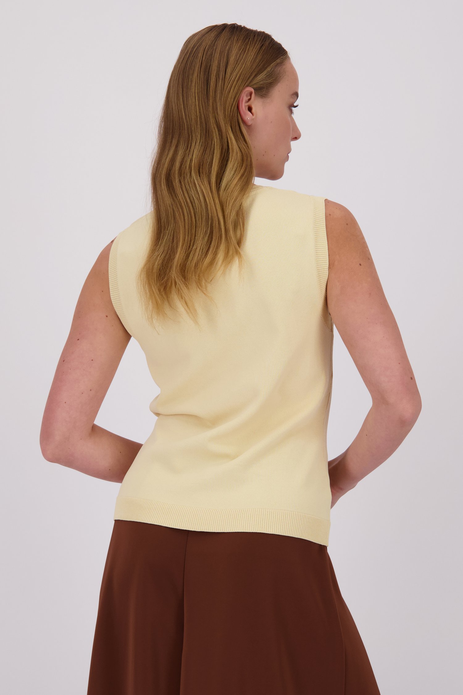 Lichtbeige trui zonder mouwen met parelknopen van D'Auvry voor Dames