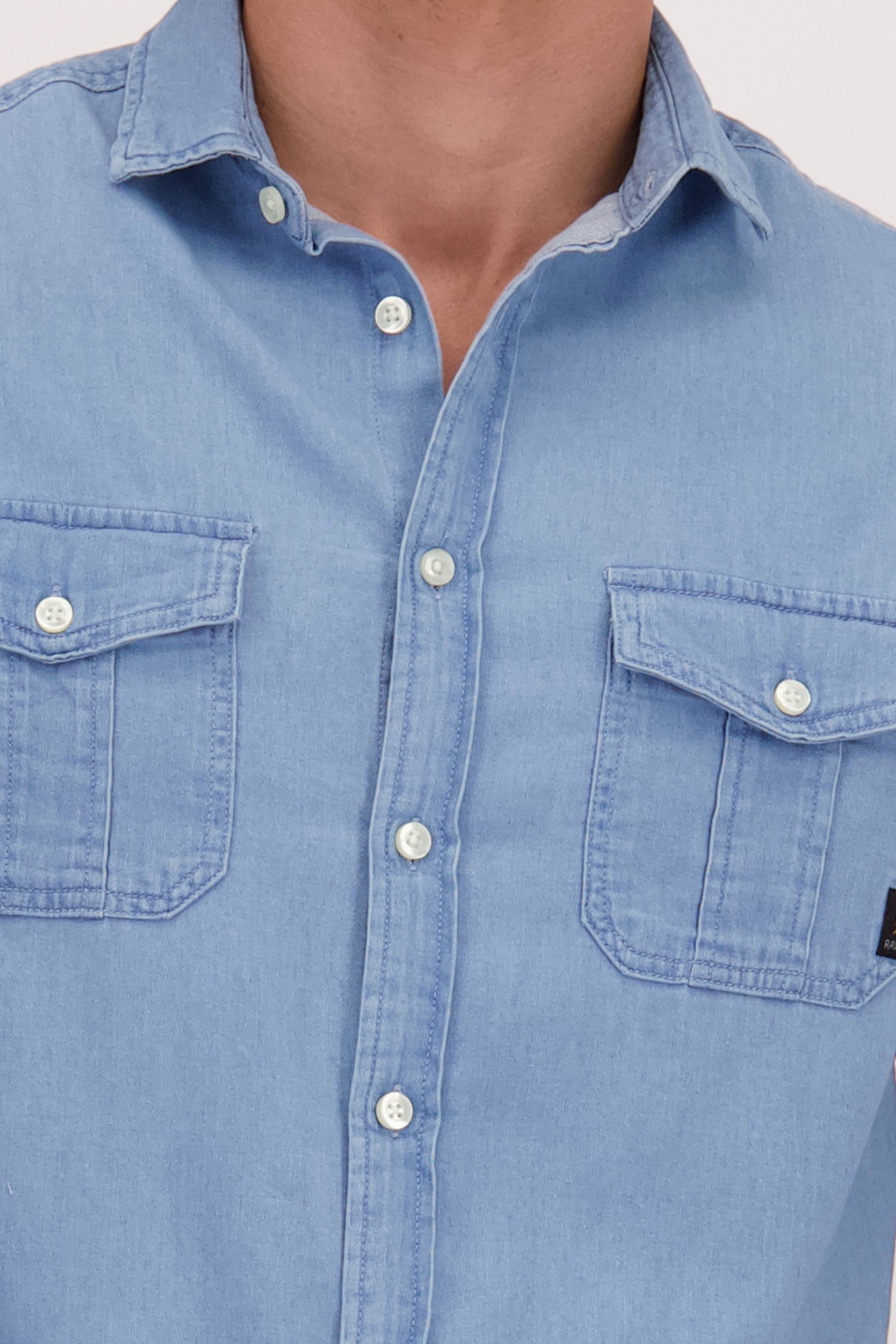 Detail van Lichtblauw hemd met jeanslook - Regular fit door Ravøtt voor Heren