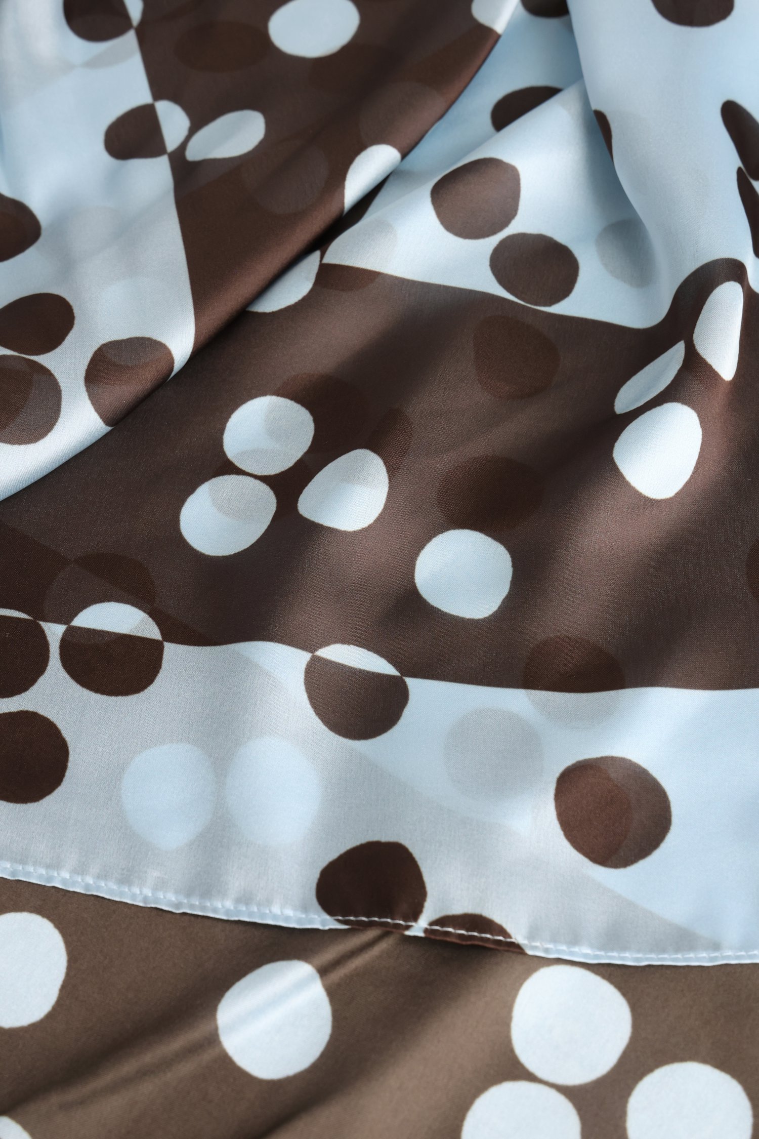 Productfoto 3 van Lichtblauw sjaaltje met bruine stippenprint door D'Auvry voor Dames