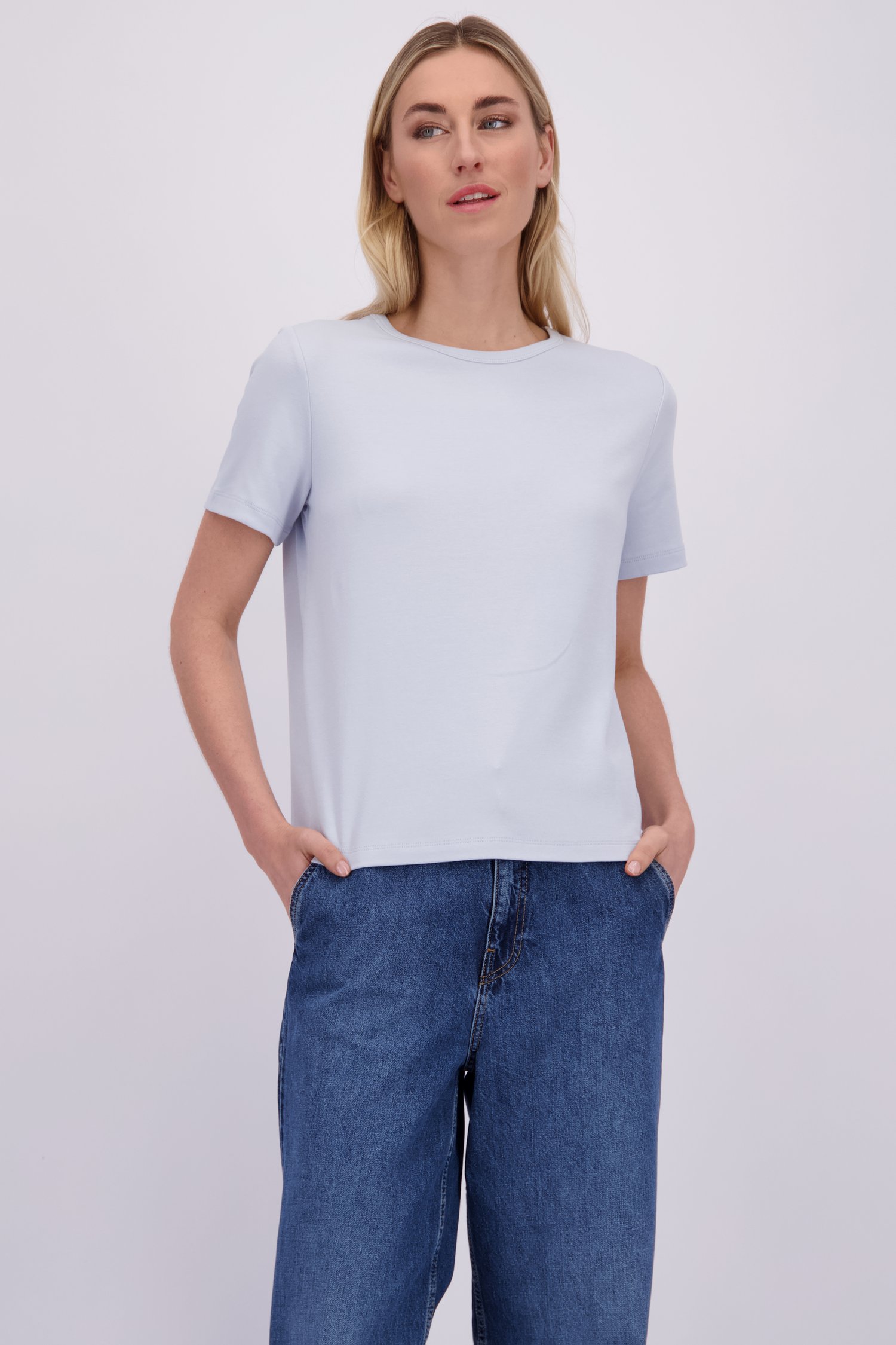 Voorkant van Lichtblauw T-shirt met ronde hals door Liberty Island voor Dames