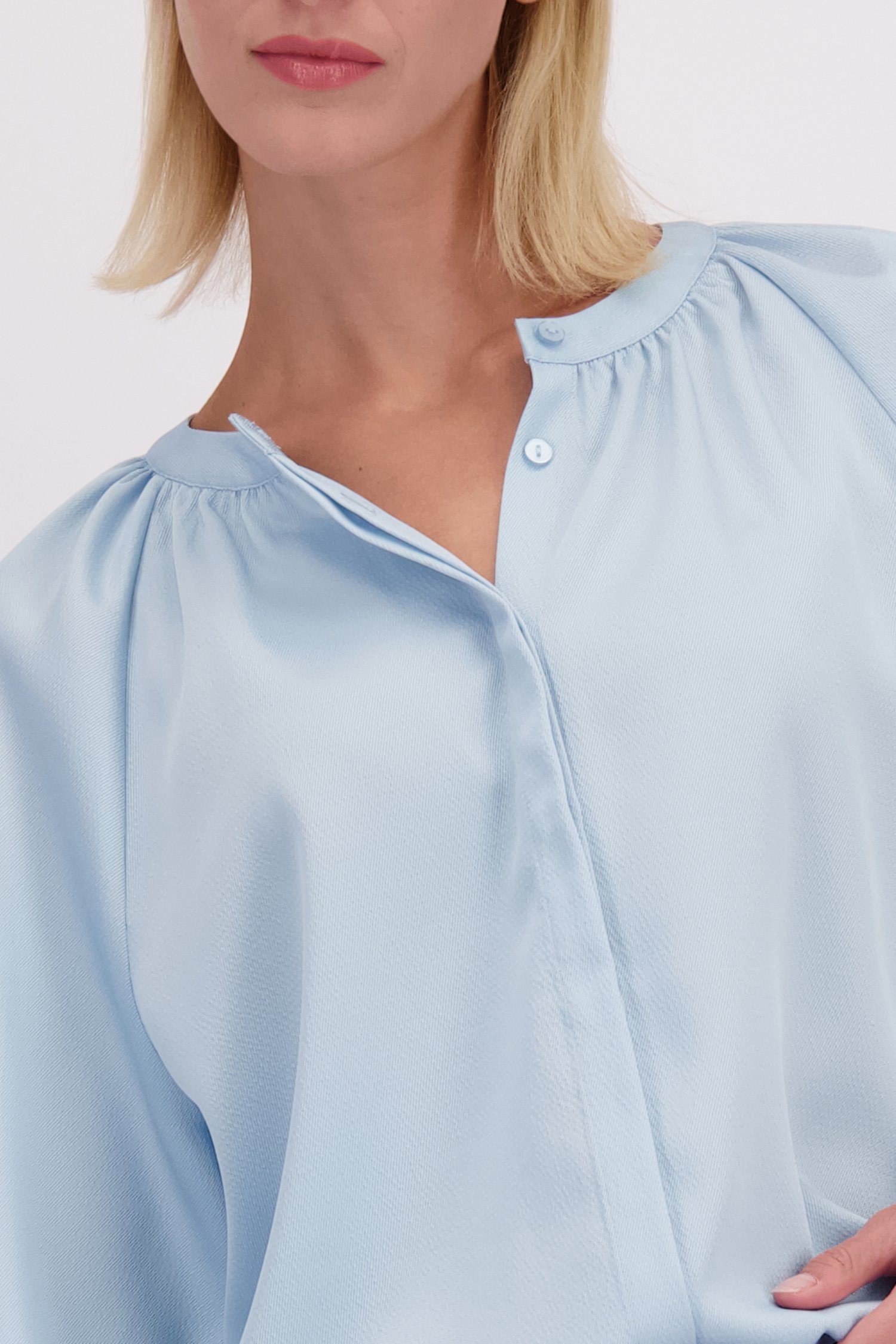 Detail van Lichtblauwe blouse met pofmouwen door D'Auvry voor Dames
