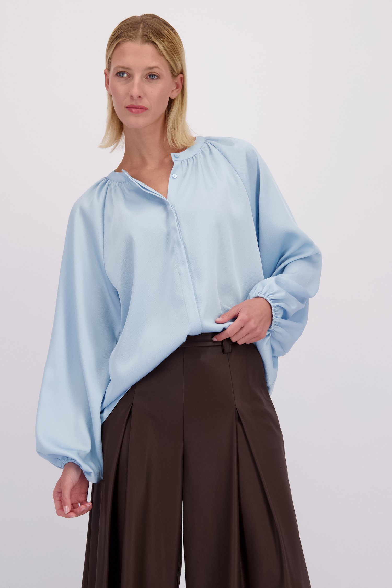 Voorkant van Lichtblauwe blouse met pofmouwen door D'Auvry voor Dames