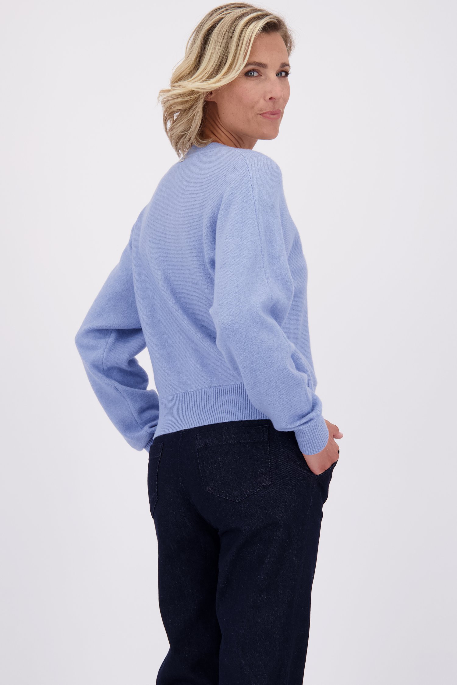Achterkant van Lichtblauwe cardigan  door Claude Arielle voor Dames