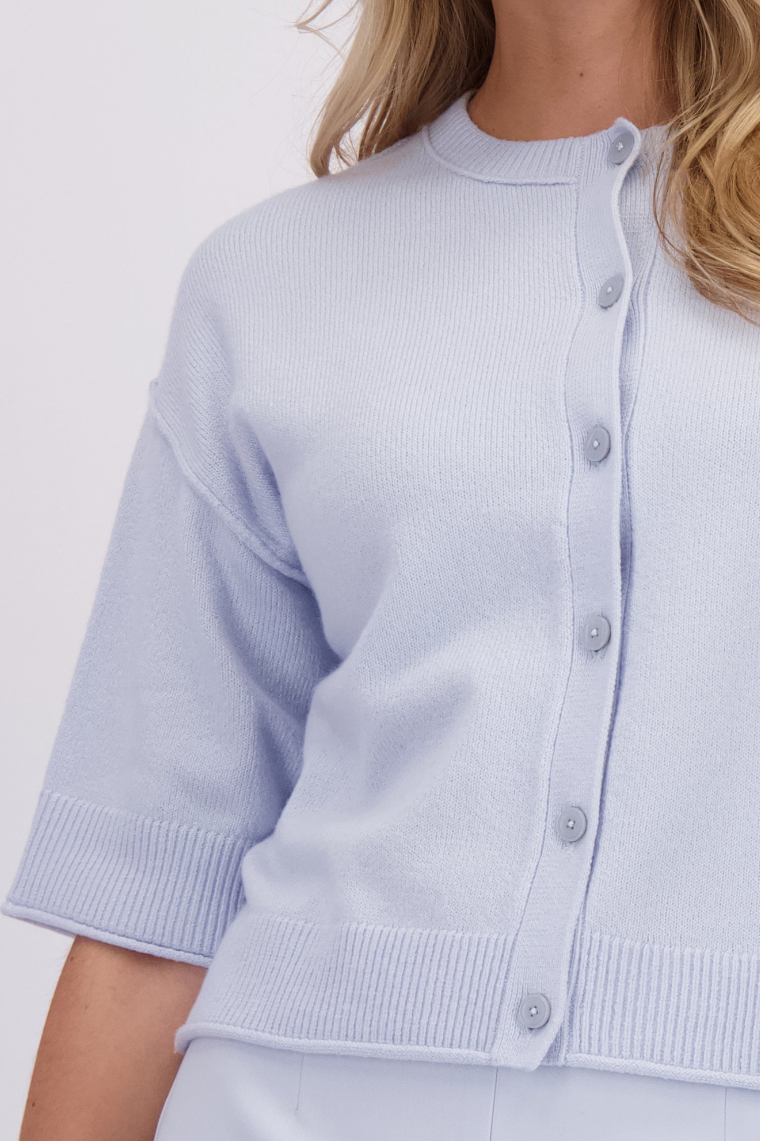 Detail van Lichtblauwe cardigan met 3/4 mouwen door Libelle voor Dames