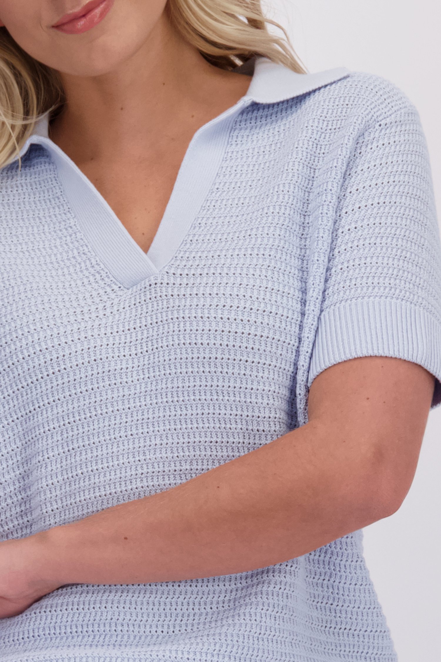 Detail van Lichtblauwe gebreide polo  door Libelle voor Dames