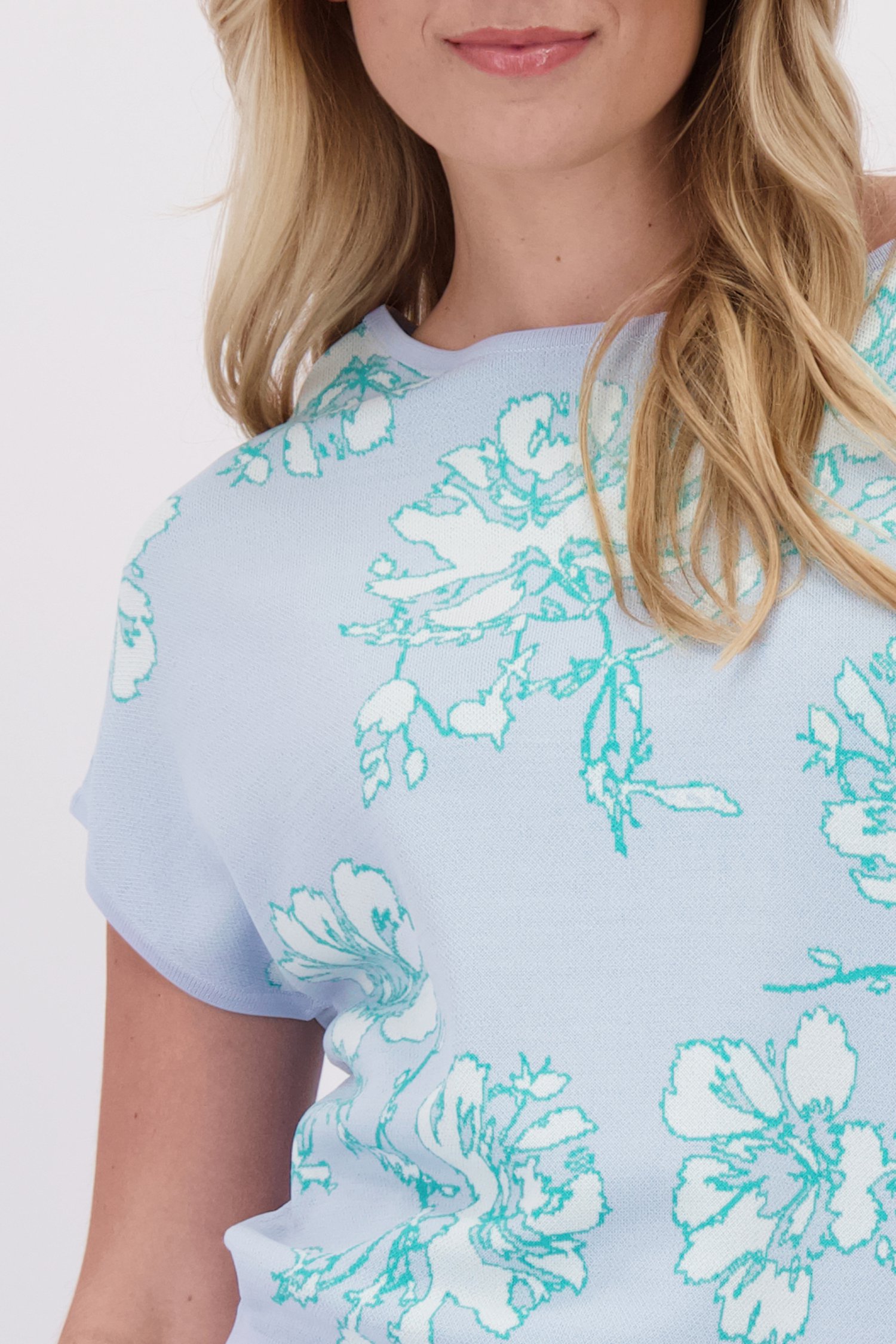 Detail van Lichtblauwe jacquard trui met bloemenmotief  door Libelle voor Dames