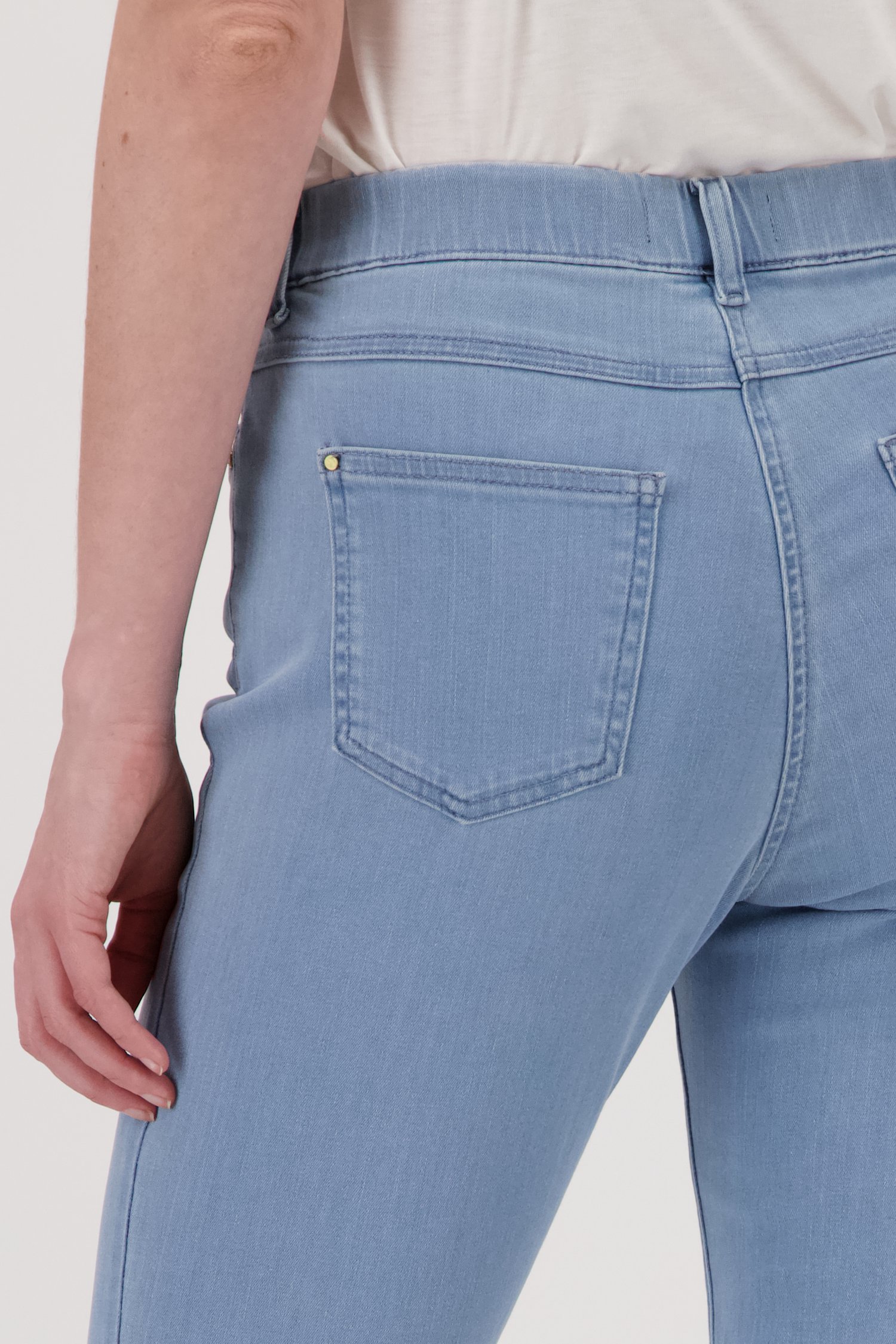 Lichtblauwe jeans met elastische taille - slim fit van Claude Arielle voor Dames