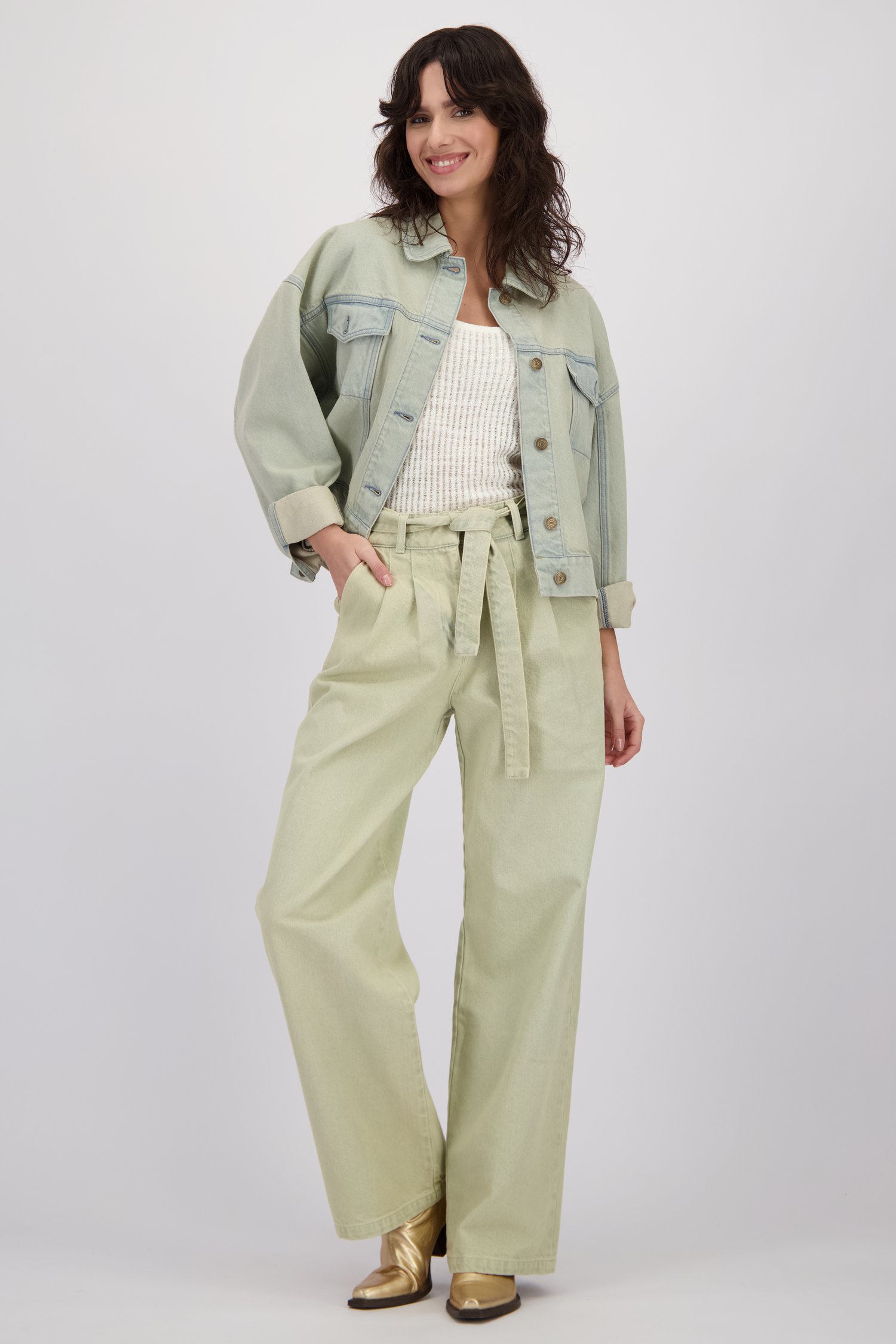 Achterkant van Lichtblauwe jeans met wijde pijpen  door Louise voor Dames