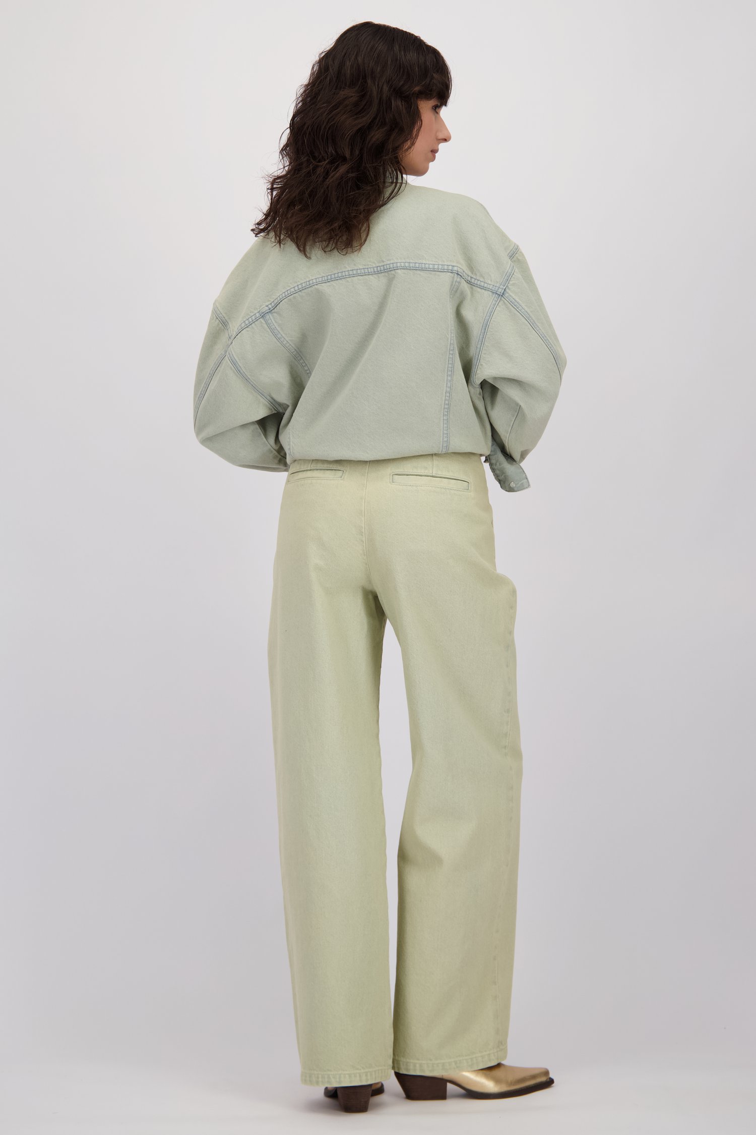 Detail van Lichtblauwe jeans met wijde pijpen  door Louise voor Dames