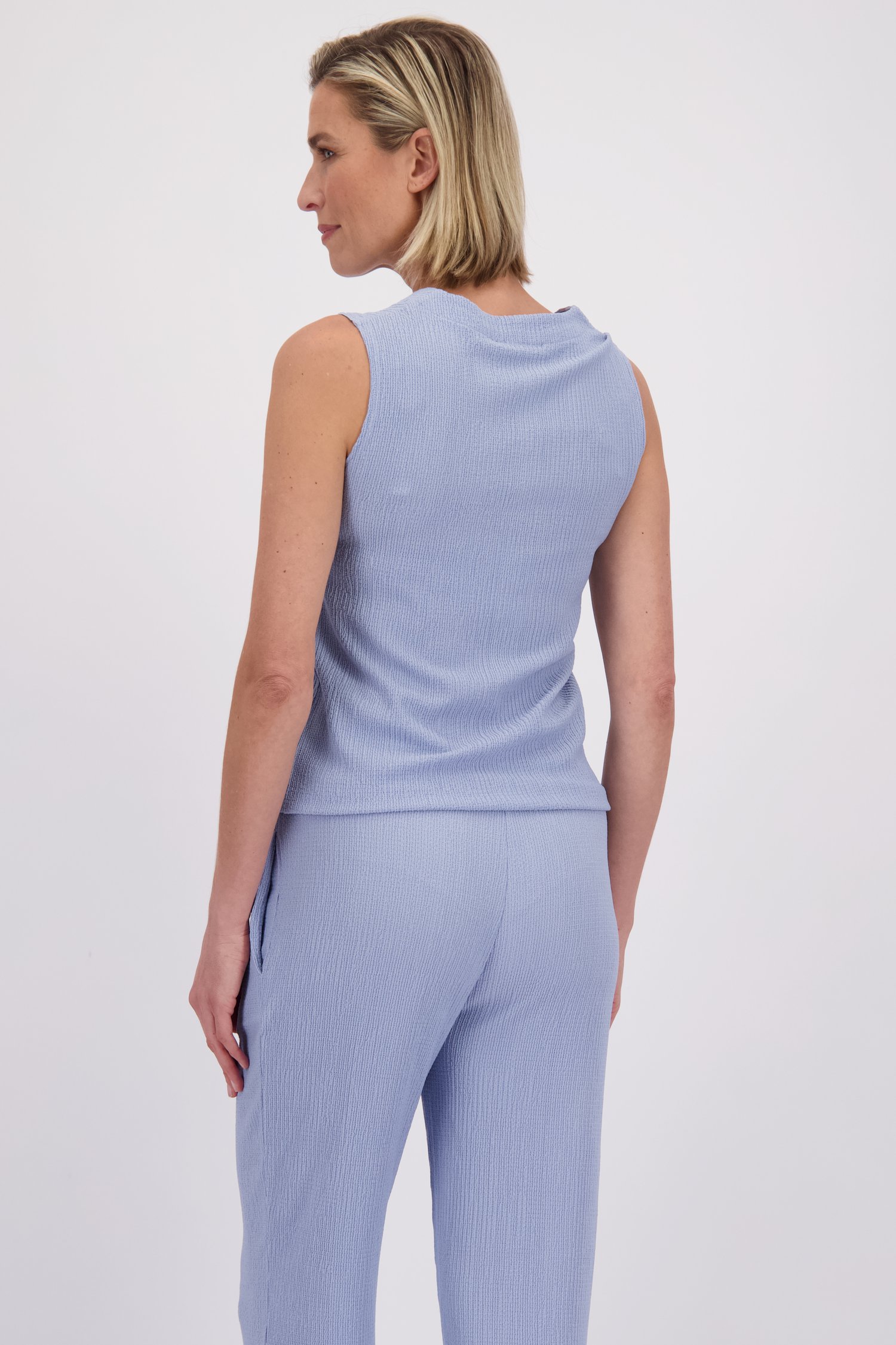 Achterkant van Lichtblauwe top in structuurstof door Claude Arielle voor Dames