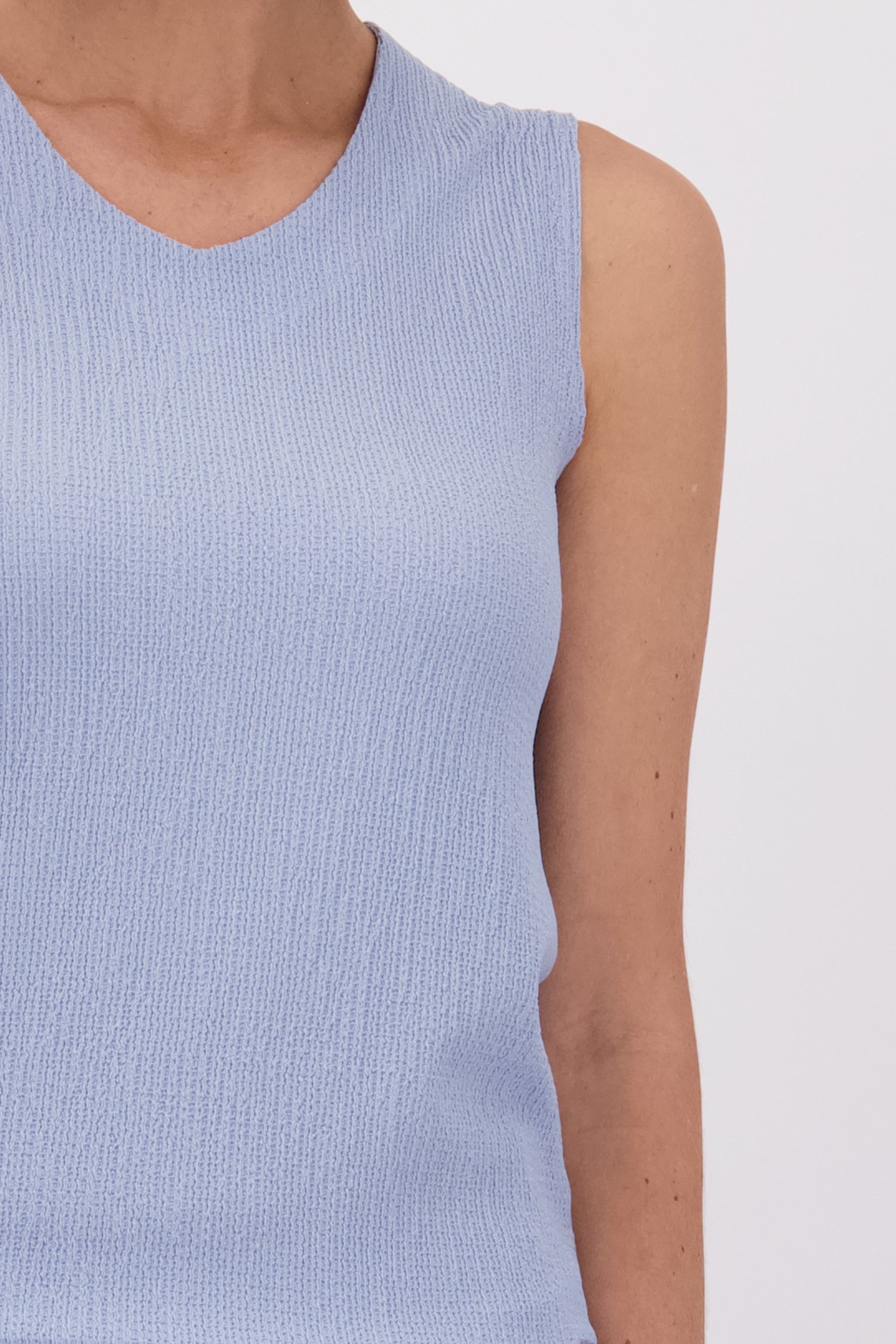 Detail van Lichtblauwe top in structuurstof door Claude Arielle voor Dames