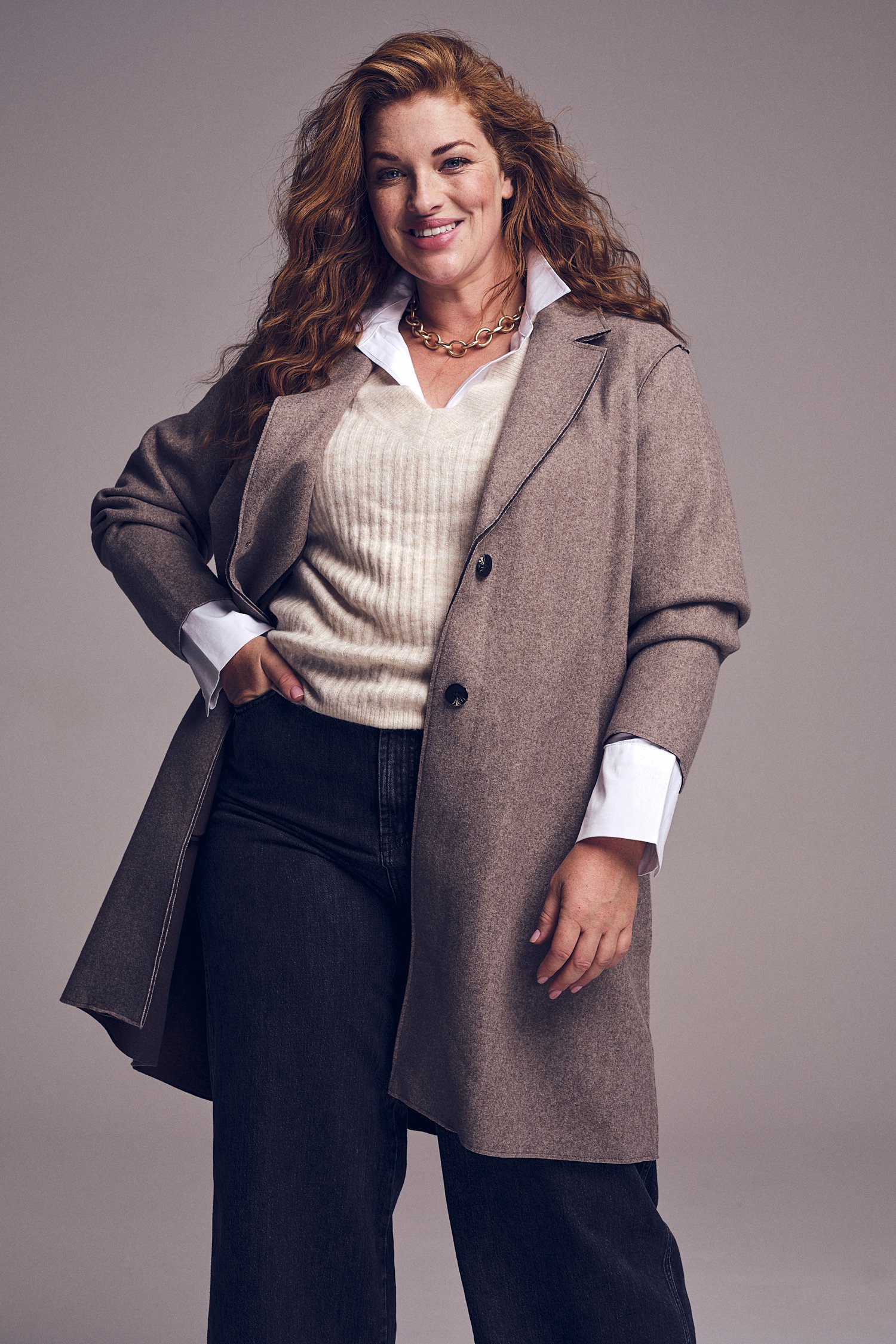 Voorkant van Lichtbruine mantel door ONLY Carmakoma voor Dames