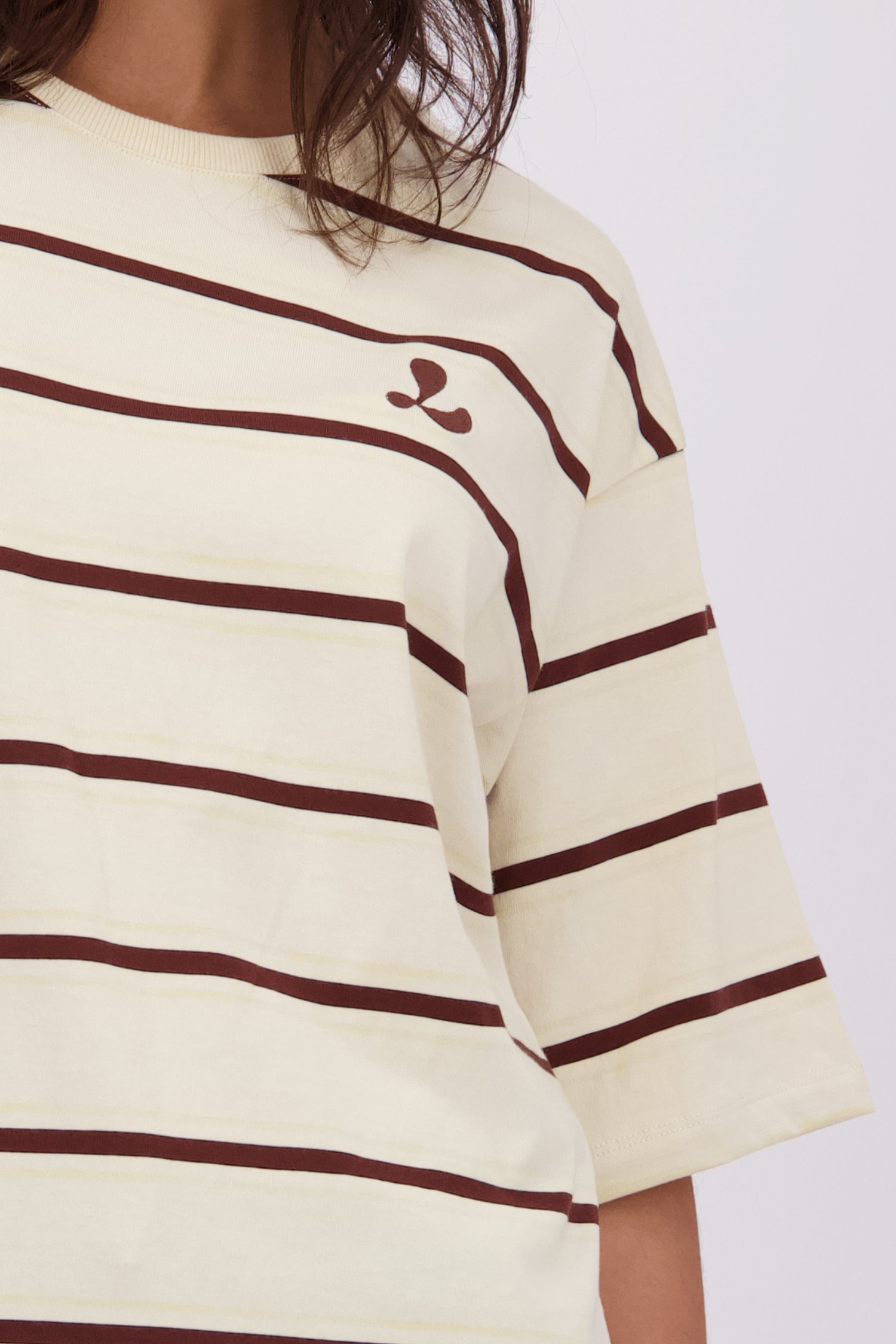 Detail van Lichtgeel T-shirt met bruine strepen door Louise voor Dames
