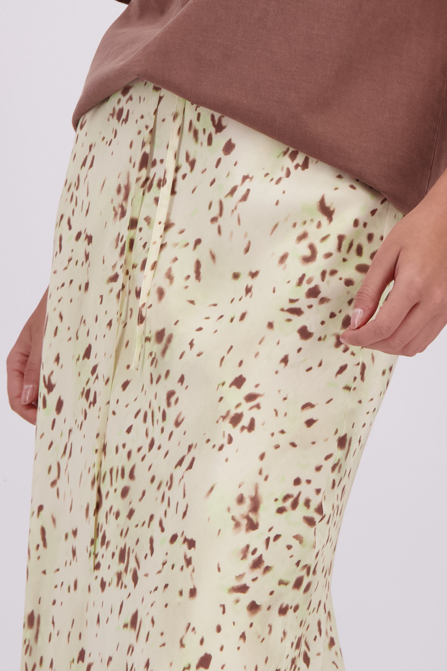 Detail van Lichtgele maxirok met print door Louise voor Dames