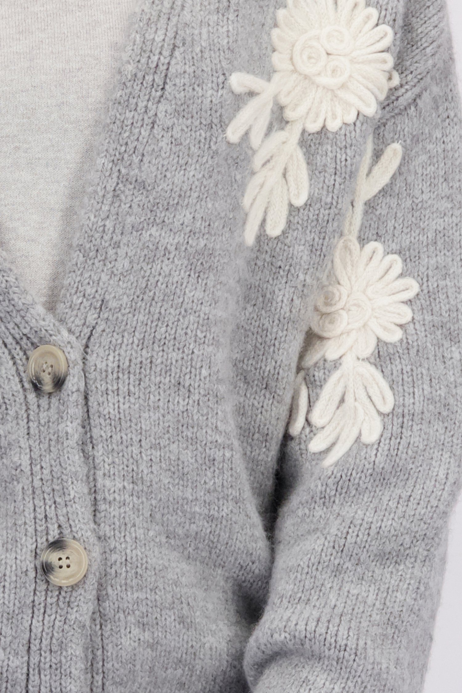 Detail van Lichtgrijze cardigan met broderie door More & More voor Dames