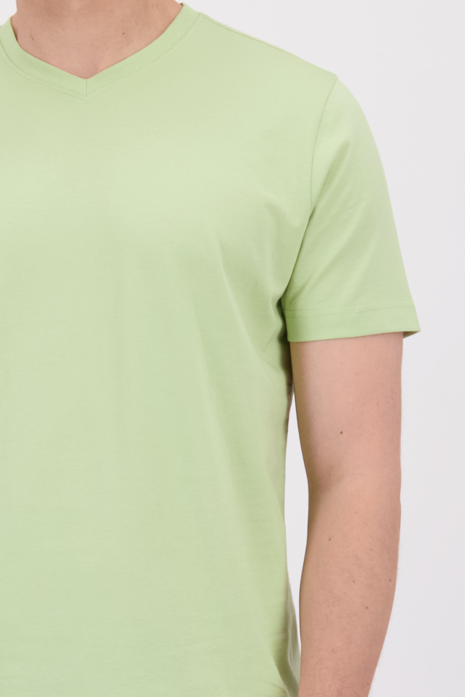 Detail van Lichtgroen katoenen T-shirt met V-hals door Liberty Island voor Heren