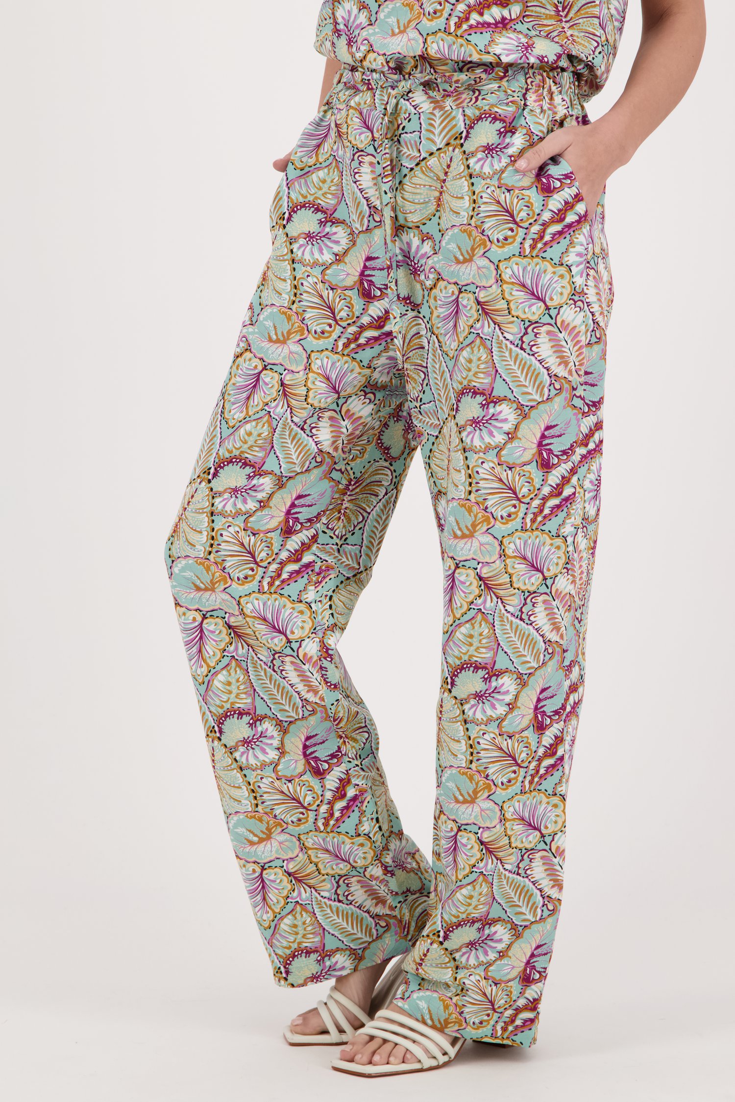 Lichtgroene wijde broek met bladerprint van Claude Arielle voor Dames
