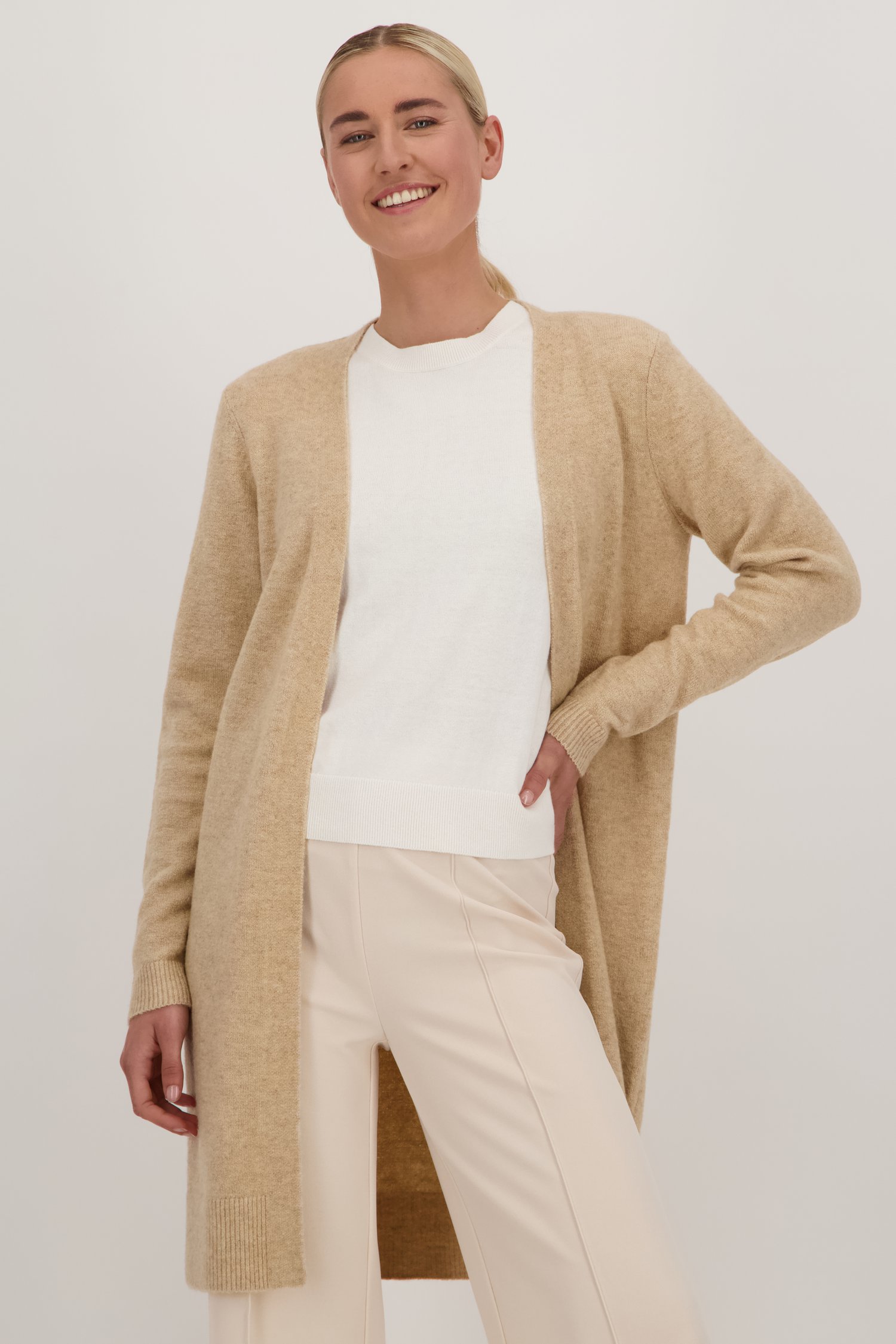 Le devant de Long cardigan beige sans boutons de Liberty Island pour Femmes